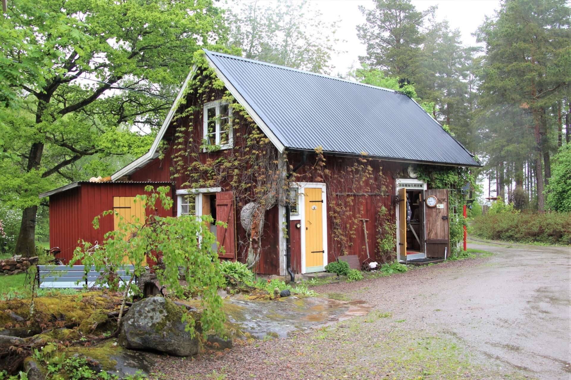 På Karlsro loppis finns två gårdshus fyllda med loppissaker att fynda.