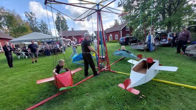 Lindåsen, Älgarås 31 juli: Älgarås hembygdsförening anordnar hembygdsfest med en rad aktiviteter, bland annat åkturer i den spektakulära gamla karusellen. 