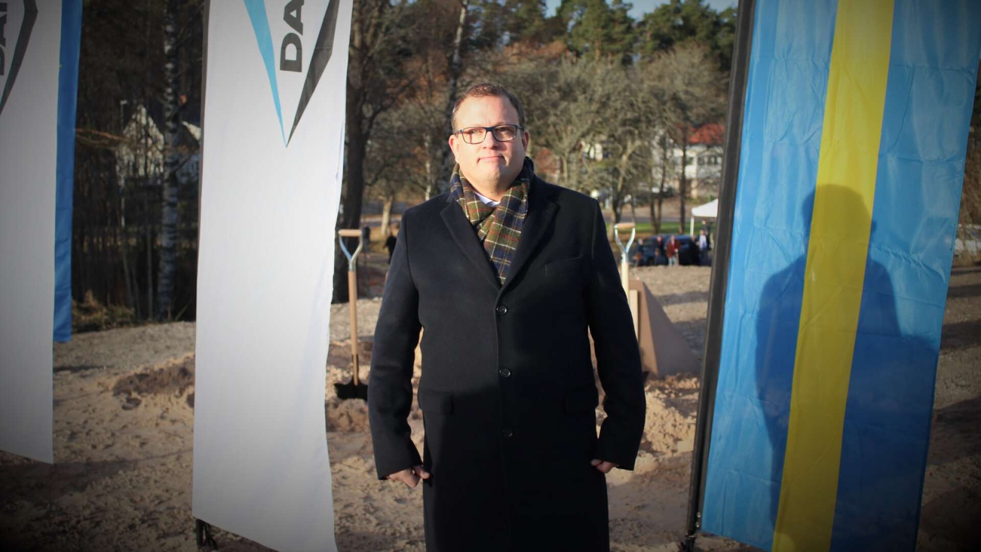 Robert Boffey, platschef på Nordiska Kardan, var under tisdagen med och tog det första symboliska spadtaget för den nya fabriken på Industrigatan i Åmål. 