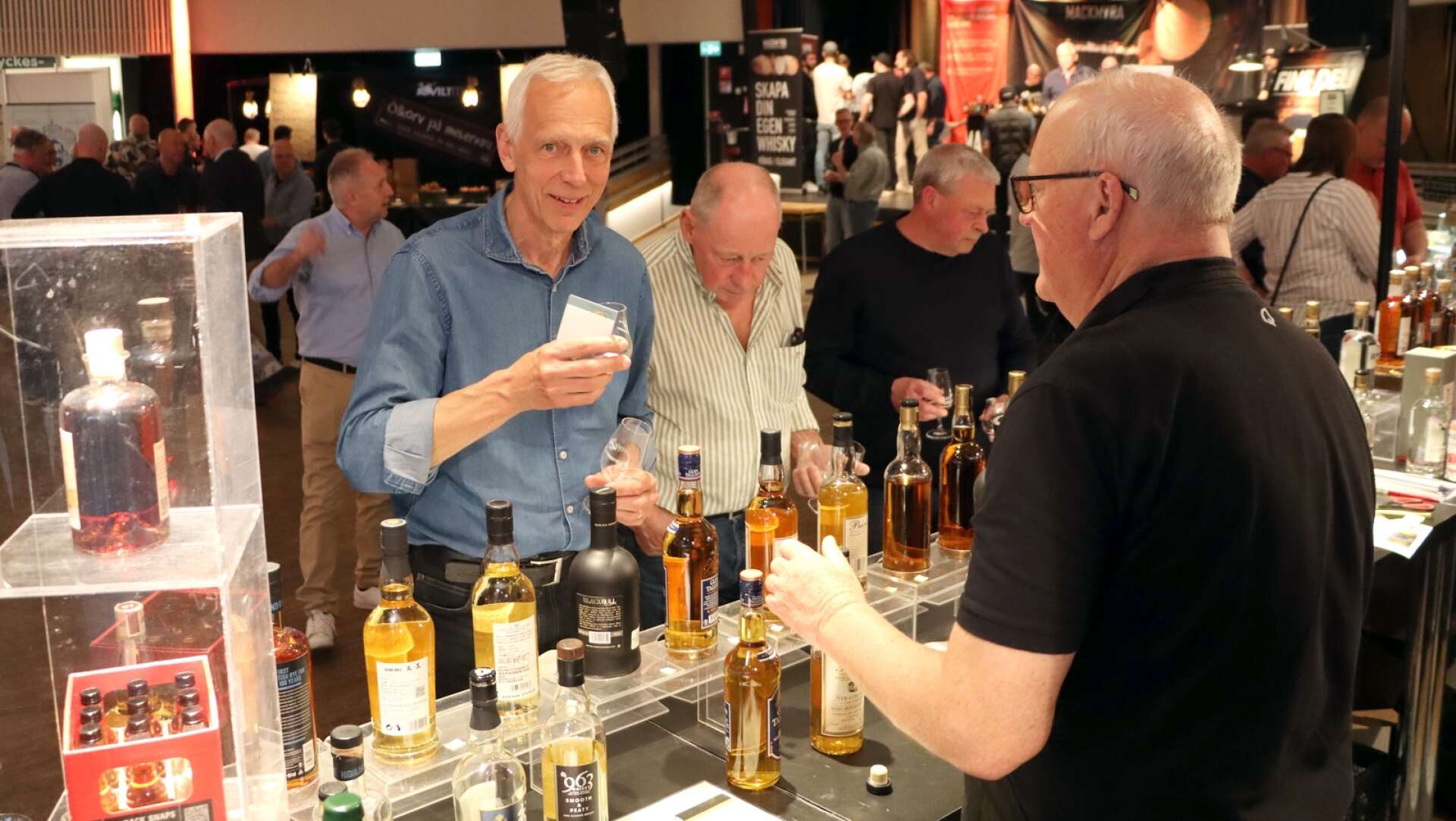 Många kom till Valhall när öl- och whiskymässa öppnade på fredagskvällen.
Stig-Göran Dennisson smakade på en rökig whisky som Uno Karlsson, Granqvist, rekommenderade.