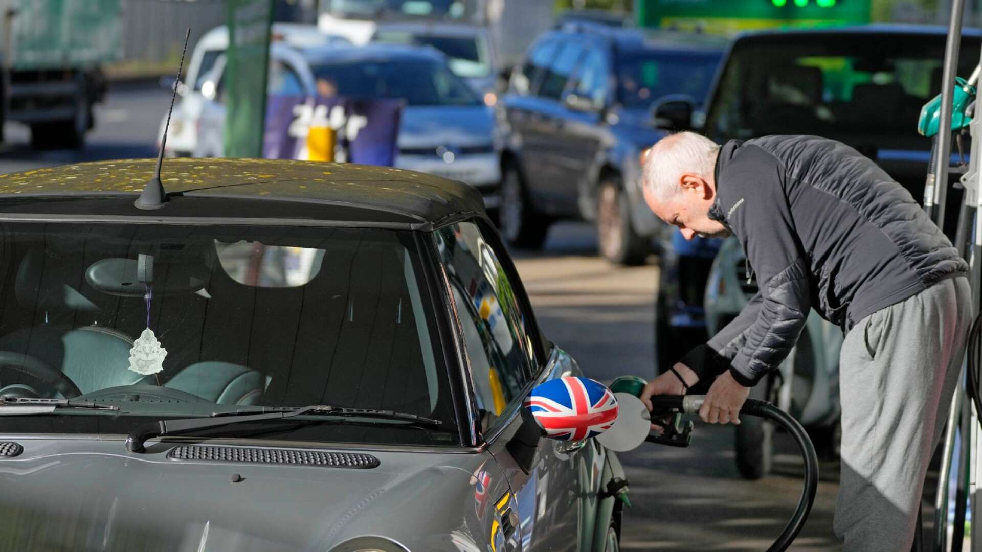Vi har säkert alla läst om och sett bilder från ett otal brittiska bensinmackar med långa bilköer och sinande pumpar, skriver Johan Danielsson. Foto Frank Augstein