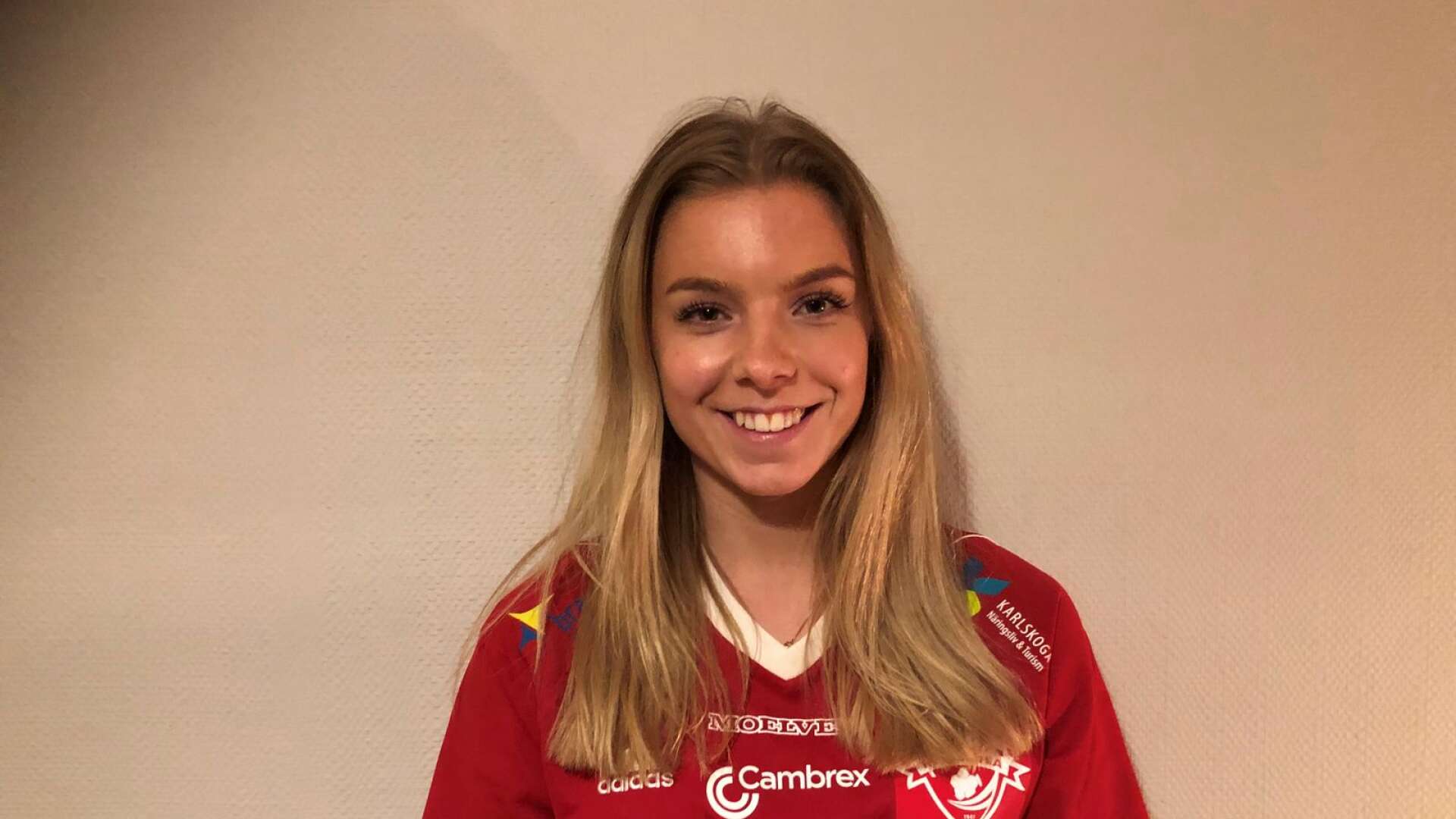 Anna Lindgren, 18, ansluter från elitettanklubben Mallbacken där hon gjorde tre mål på 19 starter den gångna säsongen. 
