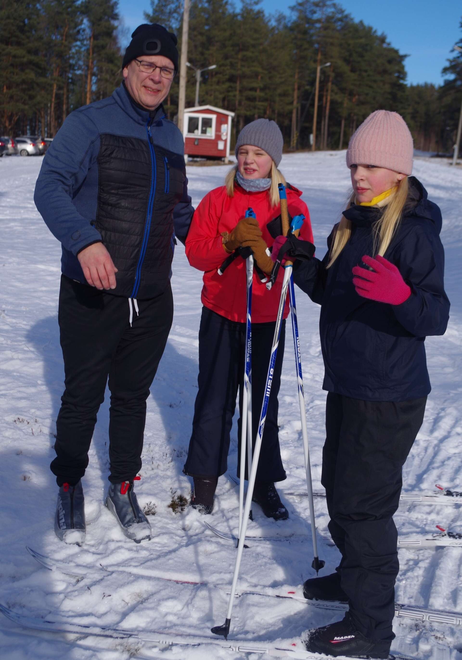Björn Johansson och döttrarna Evelina samt Jennie Johansson hade kommit från Vålberg och för flickorna var det premiär för nyinköpta skidor.