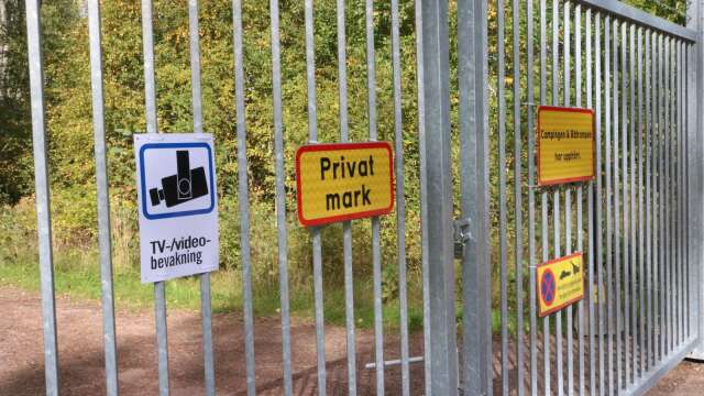Vid vägen som leder in till den tidigare campingen finns det numer grindar med skyltar om kameraövervakning. 