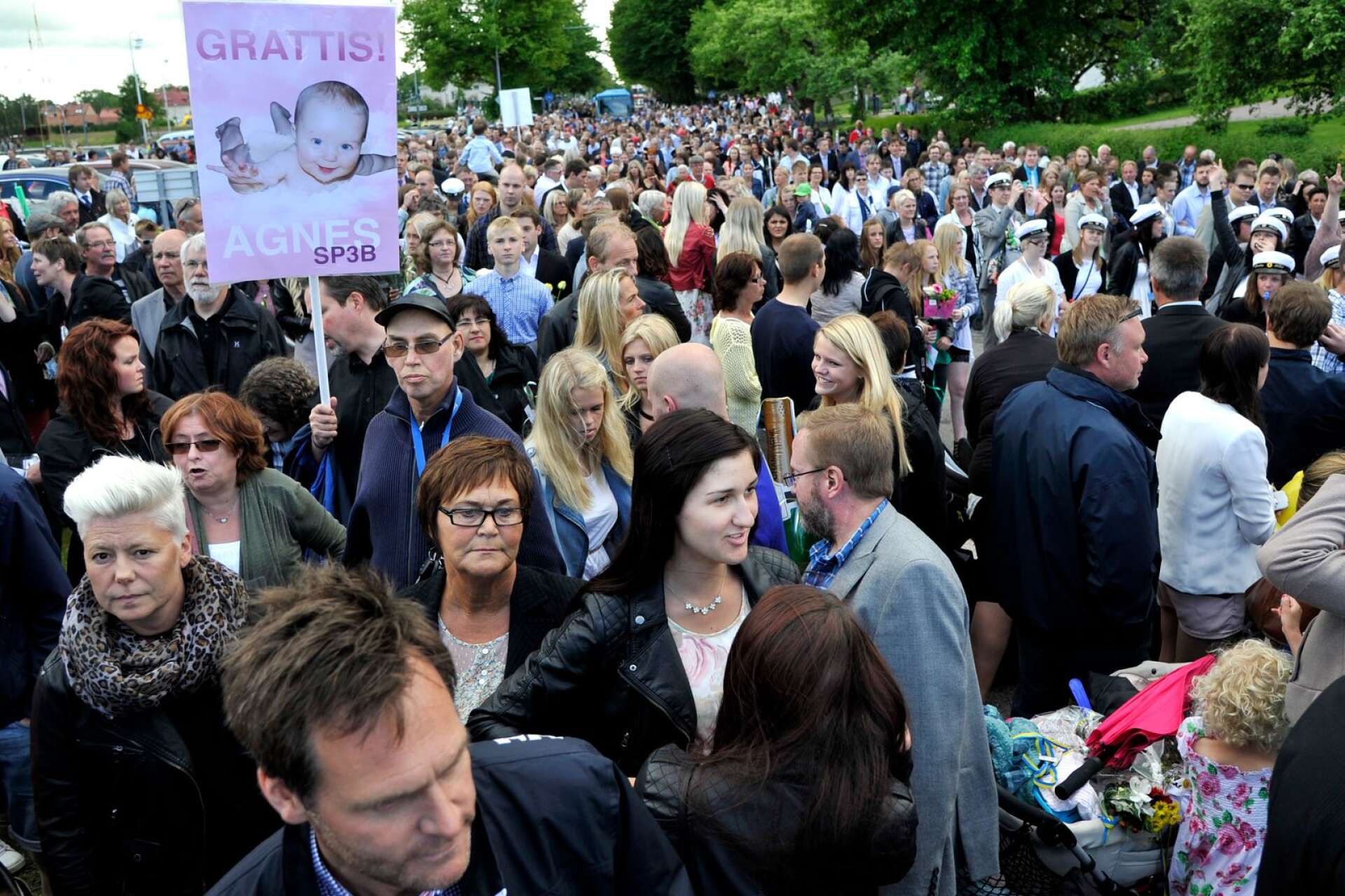 Tusentals följde studenkortegens väg mot Karlholmeparken.