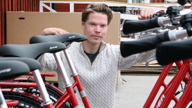 David Persson hyr ut cyklar till turister som vill se Göta Kanal från landsidan.