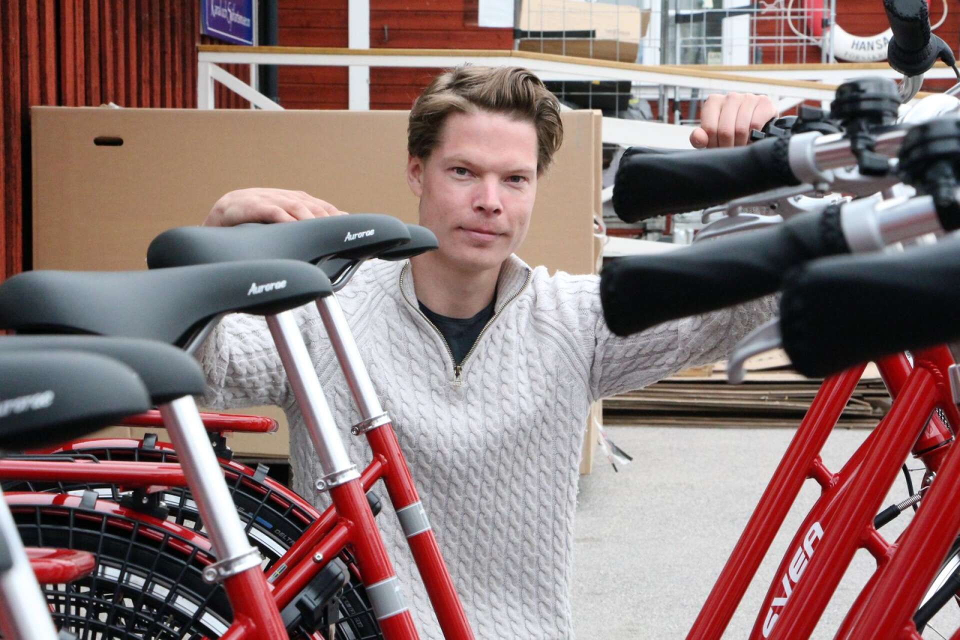 David Persson hyr ut cyklar till turister som vill se Göta Kanal från landsidan.