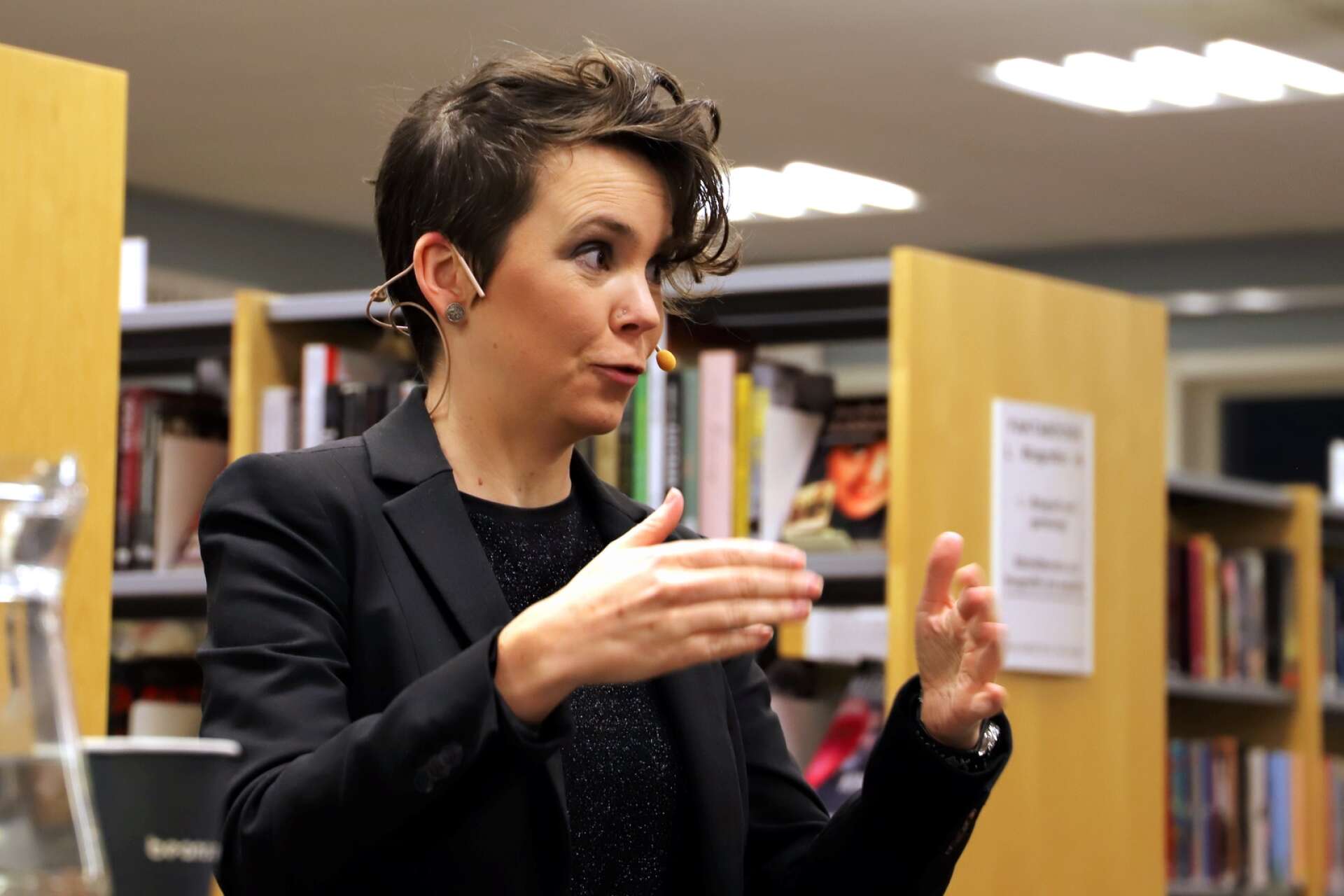 Sara Lövestam, här vid ett föredrag på Filipstads bibliotek, är aktuell med en ny bok. I sommar kommer hon till Värmland för att hålla en workshop i skrivande på Litteraturfestivalen på Mårbacka.