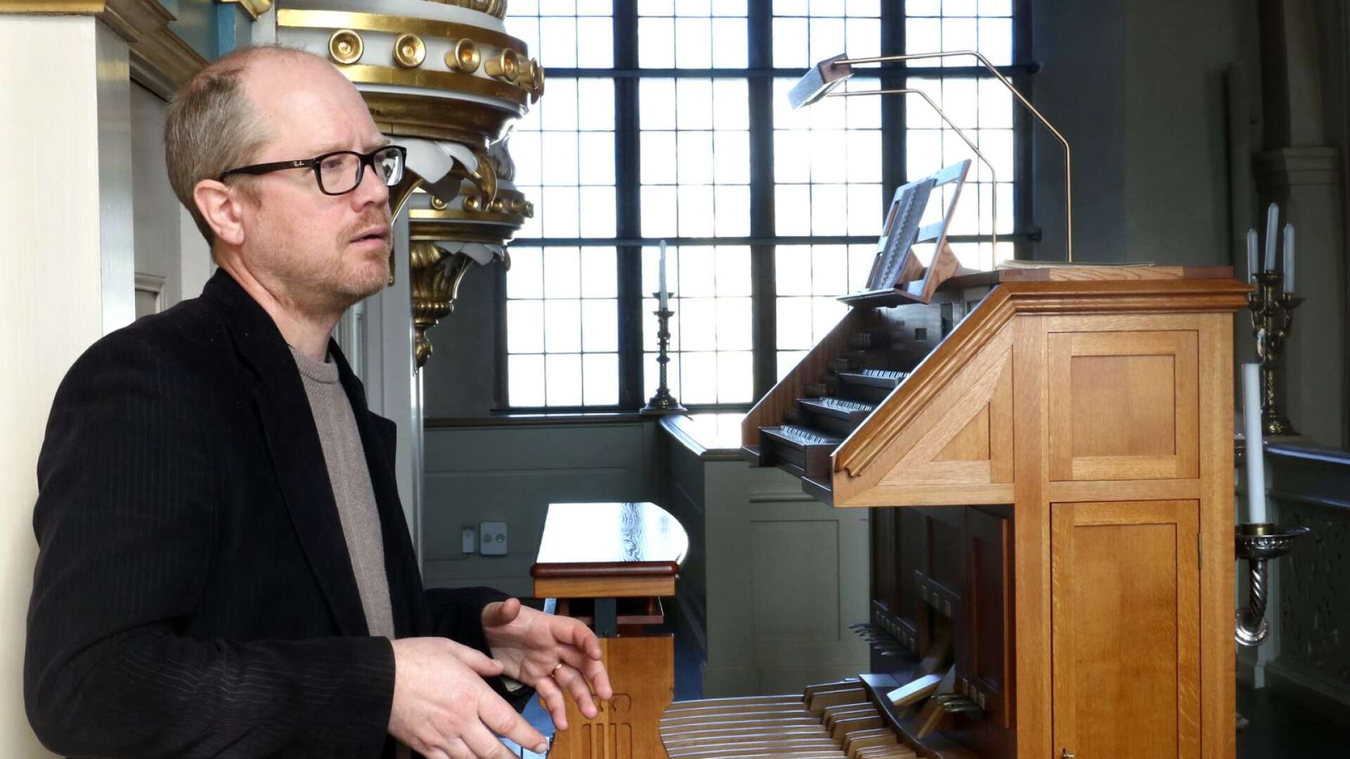 Kyrkomusikern Anders Börjesson ska på söndag spela ett egenskrivet stycke på orgeln i Mariestads domkyrka. Med verket tar han president Zelenskys tal från Grammisgalan till en ny nivå.
