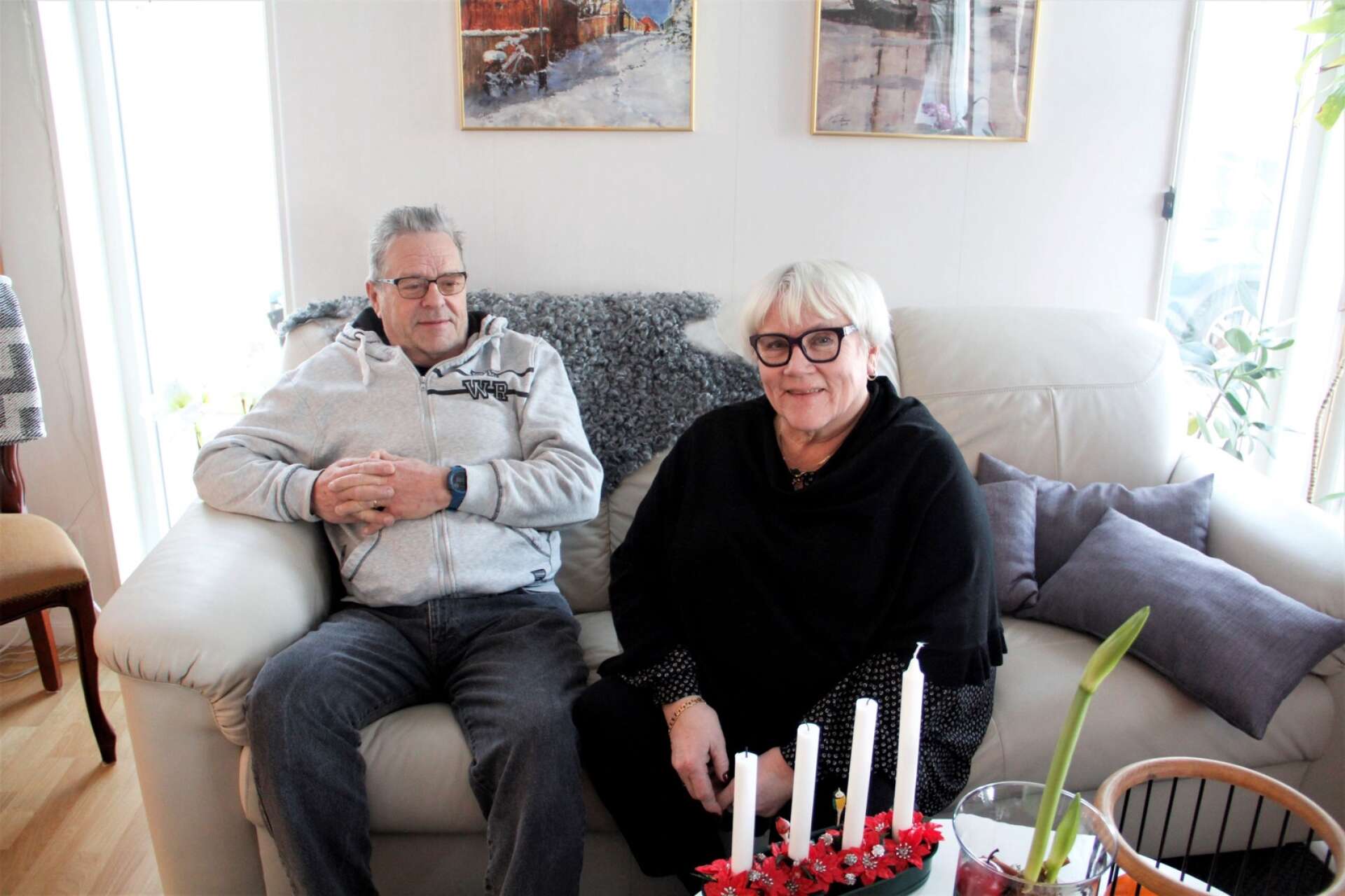 Sven Hedman och Britt-Louise Hoffback är nöjda med att ha investerat i solpaneler till sin fastighet på Näsudden i Åmål.