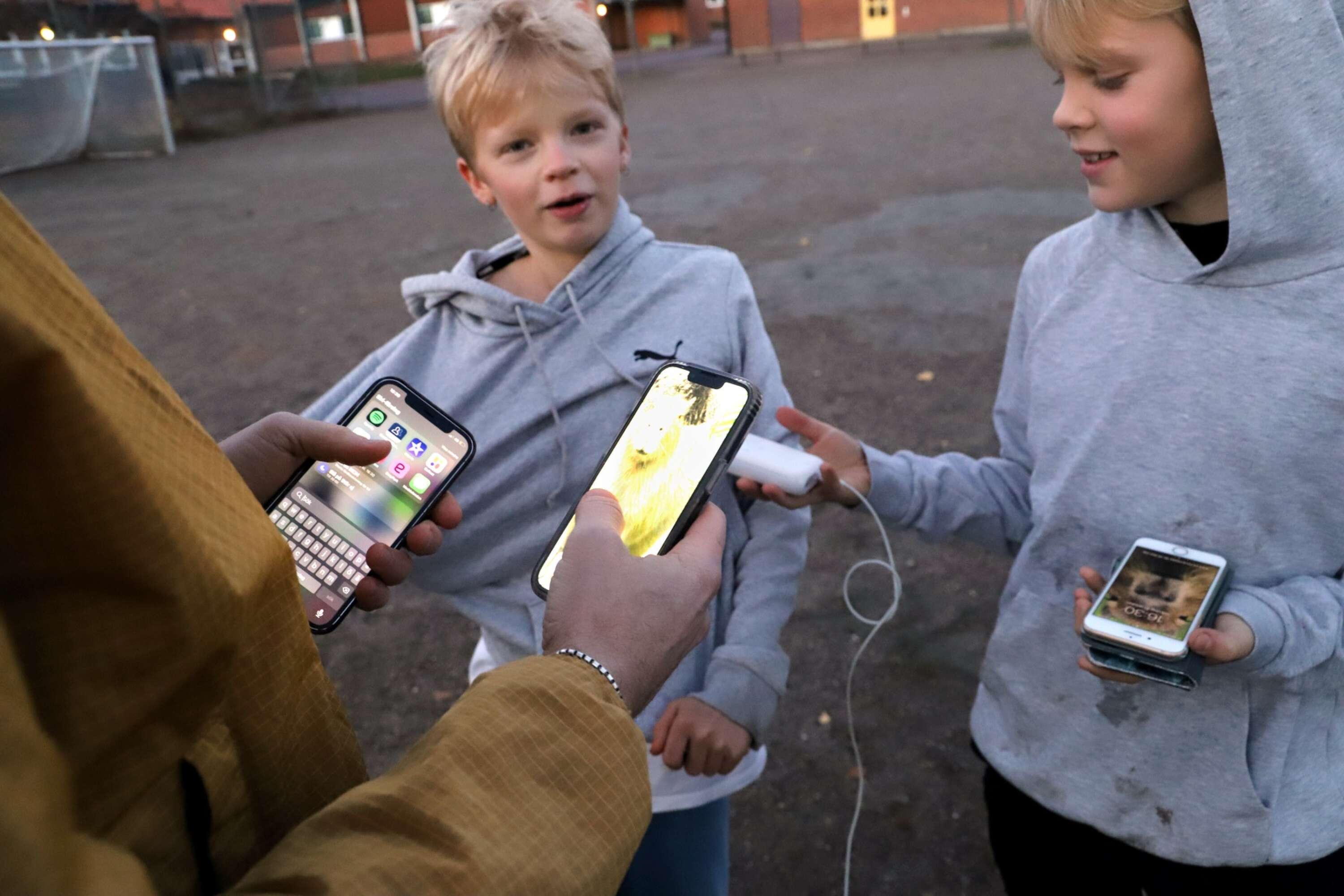 I mobiltelefonerna har Olof och Otto allt man brukar ha - plus apparna som övervakar hur Ottos blodsocker utvecklar sig.