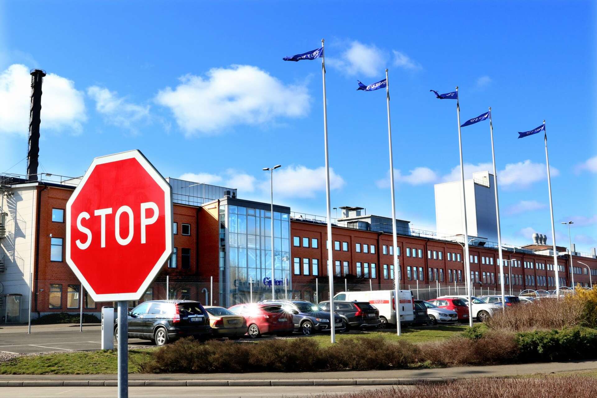 AB Volvos Skövdefabrik berörs inte av det senaste varslet. Men det kan ändå bli aktuellt med personalminskningar i fabriken, bland annat genom att men inte ersätter vid pensionsavgångar eller naturliga avgångar.