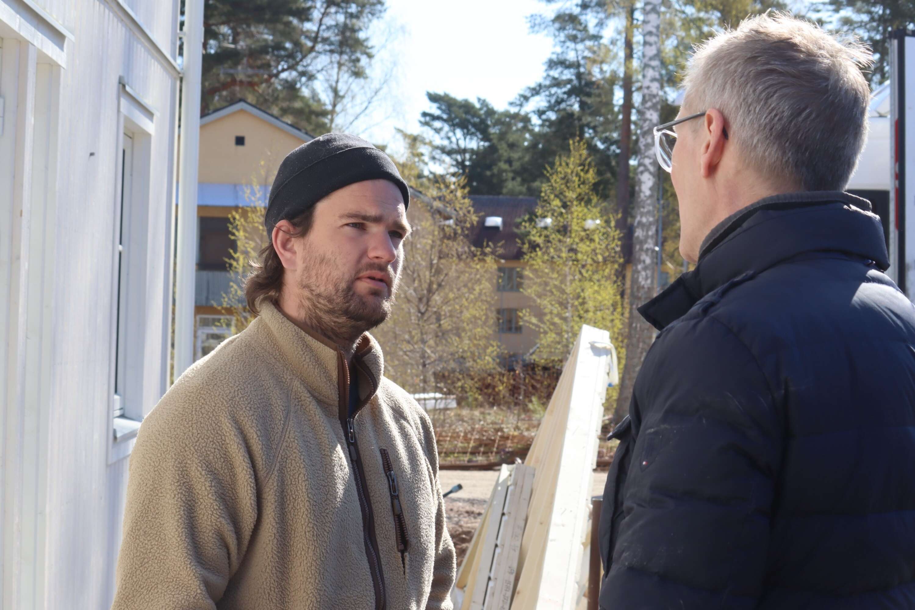 Martin Andersson och Arvid Lundtoft diskuterar bygget.