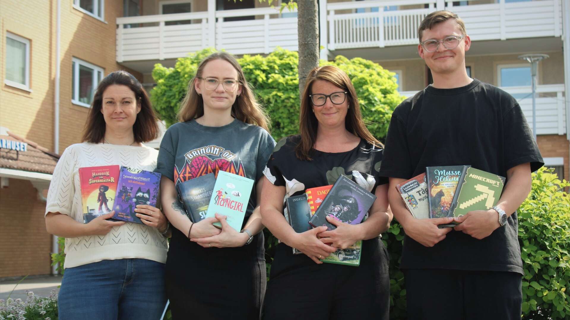 Skolbibliotekarien Marie Böngren och svenskalärarna Lisa-Marie Andersson, Malin Härling och Philip Granander är några av de som jobbar hårt för ökat läsintresse i Grästorp. 