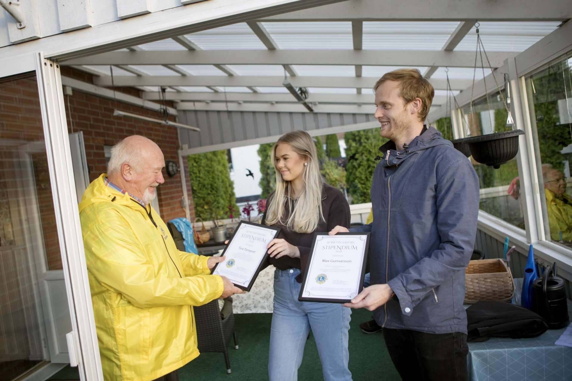 Bror Håkansson, president i Lions Club Degerfors, delar ut stipendierna till Tyra Törnqvist och Max Gunnarsson.