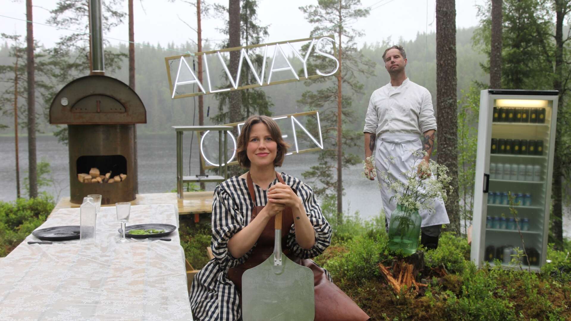 Linda Karlsson och sambon Rasmus Persson öppnar stenugnsrestaurang i skogen. 