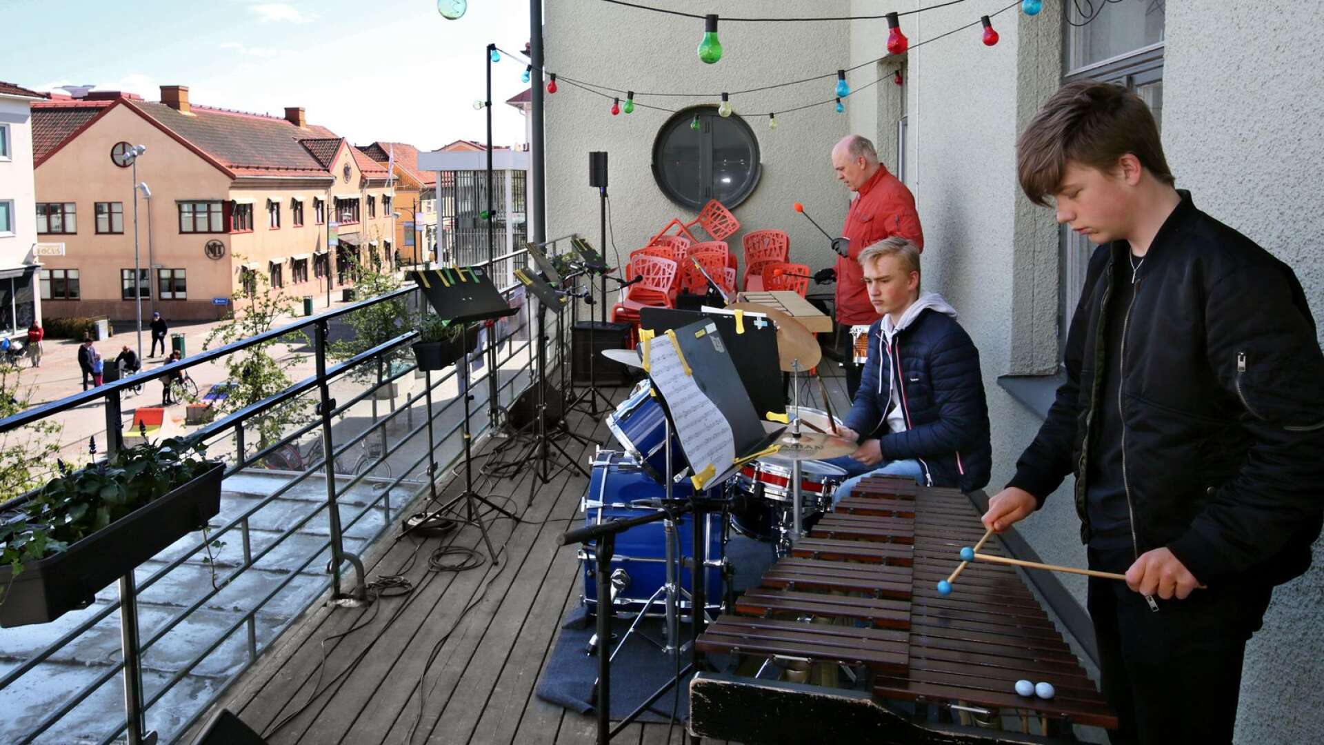 Markus Hedenfalk, Malte Hjortlinger och Axel Fredriksson framträdde från Folkets hus balkong.