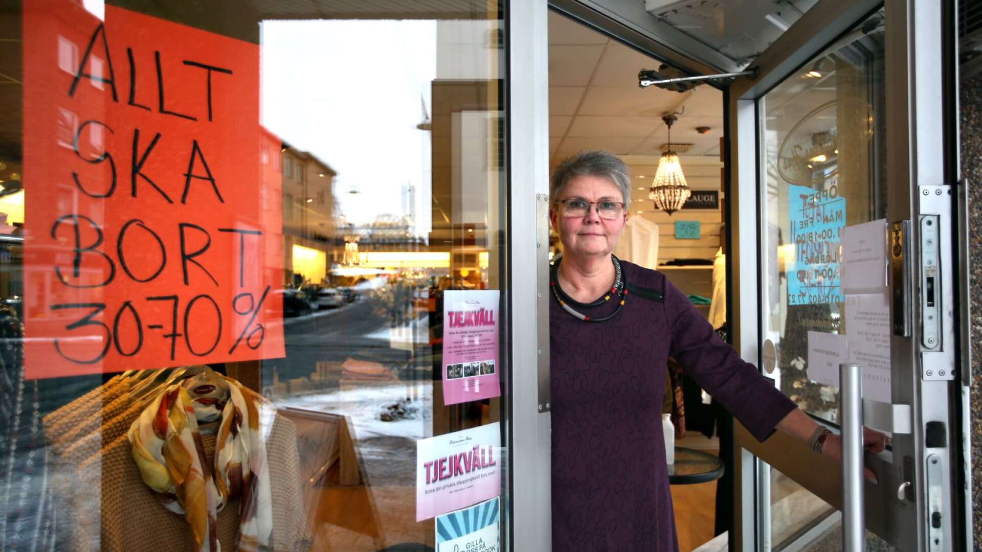 Ulrica Boström får ge de nyinkomna vårkläderna realappar direkt för nu tvingas hon stänga sin butik. 
