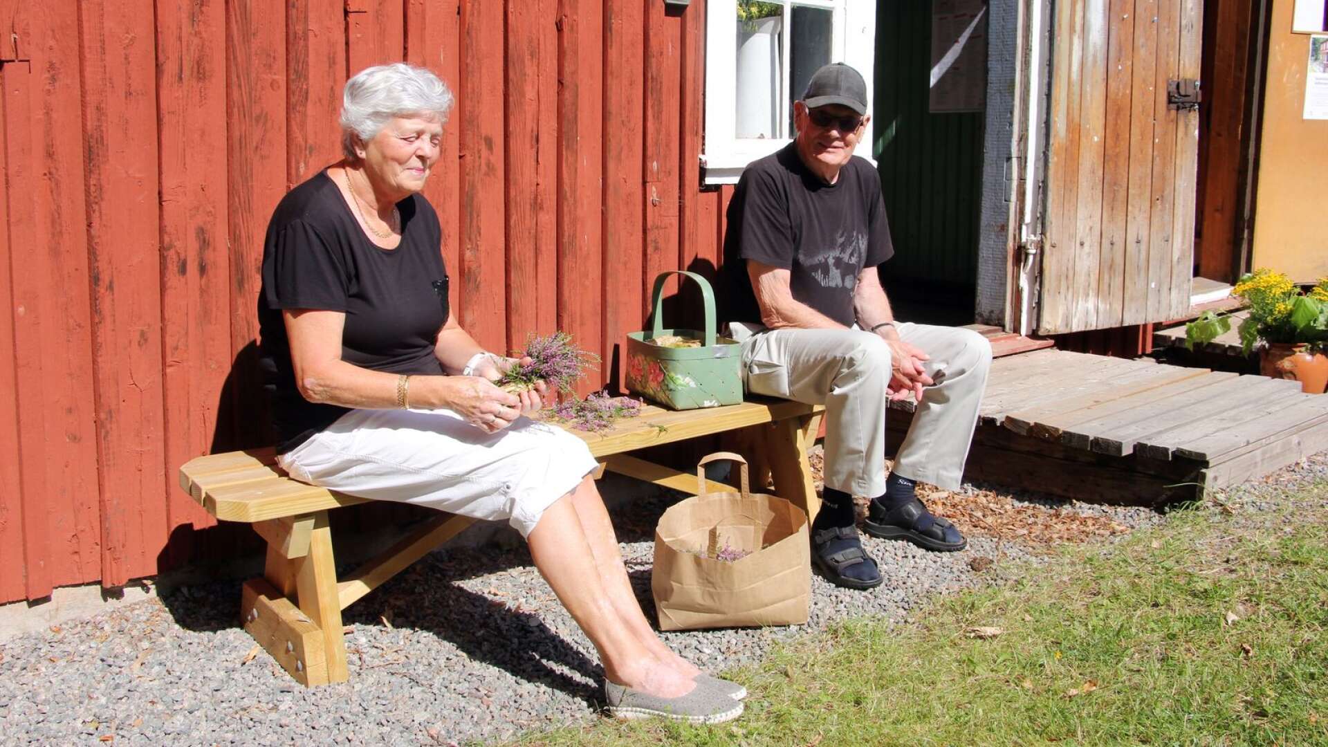 Anna-Lisa Andersson satt i solen och pysslade här med sin man Stig Andersson vid sin sida.