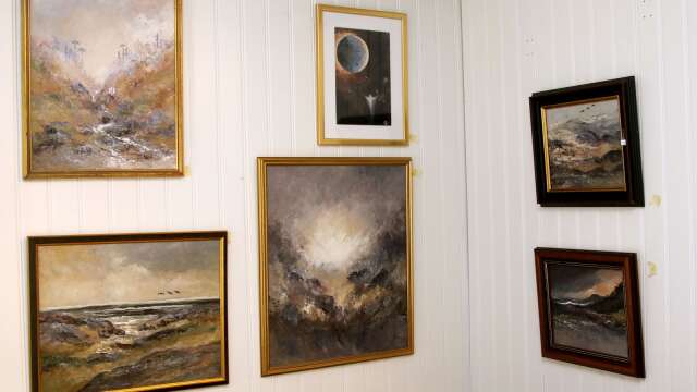 Målningar, tidningsurklipp och bilder utgör hyllningen av konstnären Kjell Fristedt som tagit plats på Ateljé Baggen.