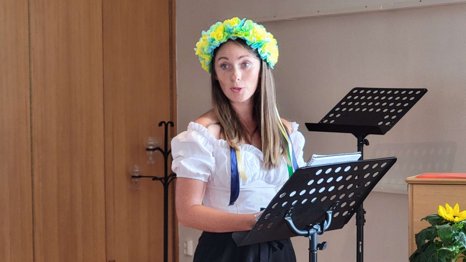 Dina Khmel, som mist sin man i kriget, berättade om Ukrainas landskap och natur när de ukrainska vuxenelever i projektet ”Care of folkbildningen” firade in sommaren i Kungsbergskyrkan.