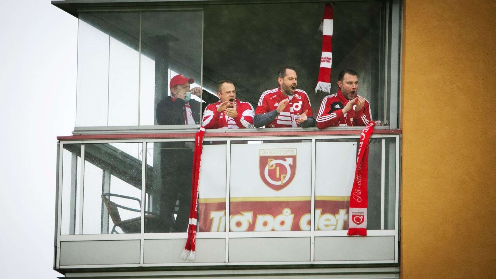 Fredrik Moberg med vänner tittade på matchen från en hyrd balkong. 