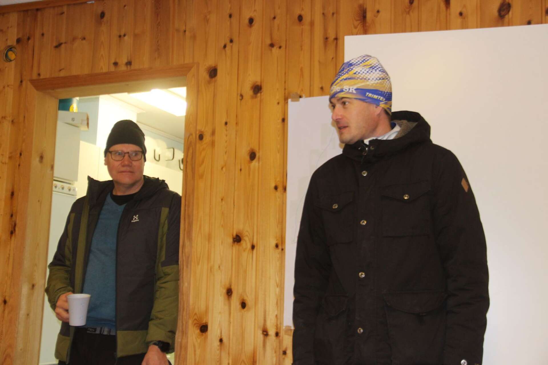 Instruktörerna Tommy Ahlstrand och Jerker Karlsson från Säffle Skidklubb hälsade deltagarna välkomna och gick igenom deras gren-del i Säffle Superstar. 