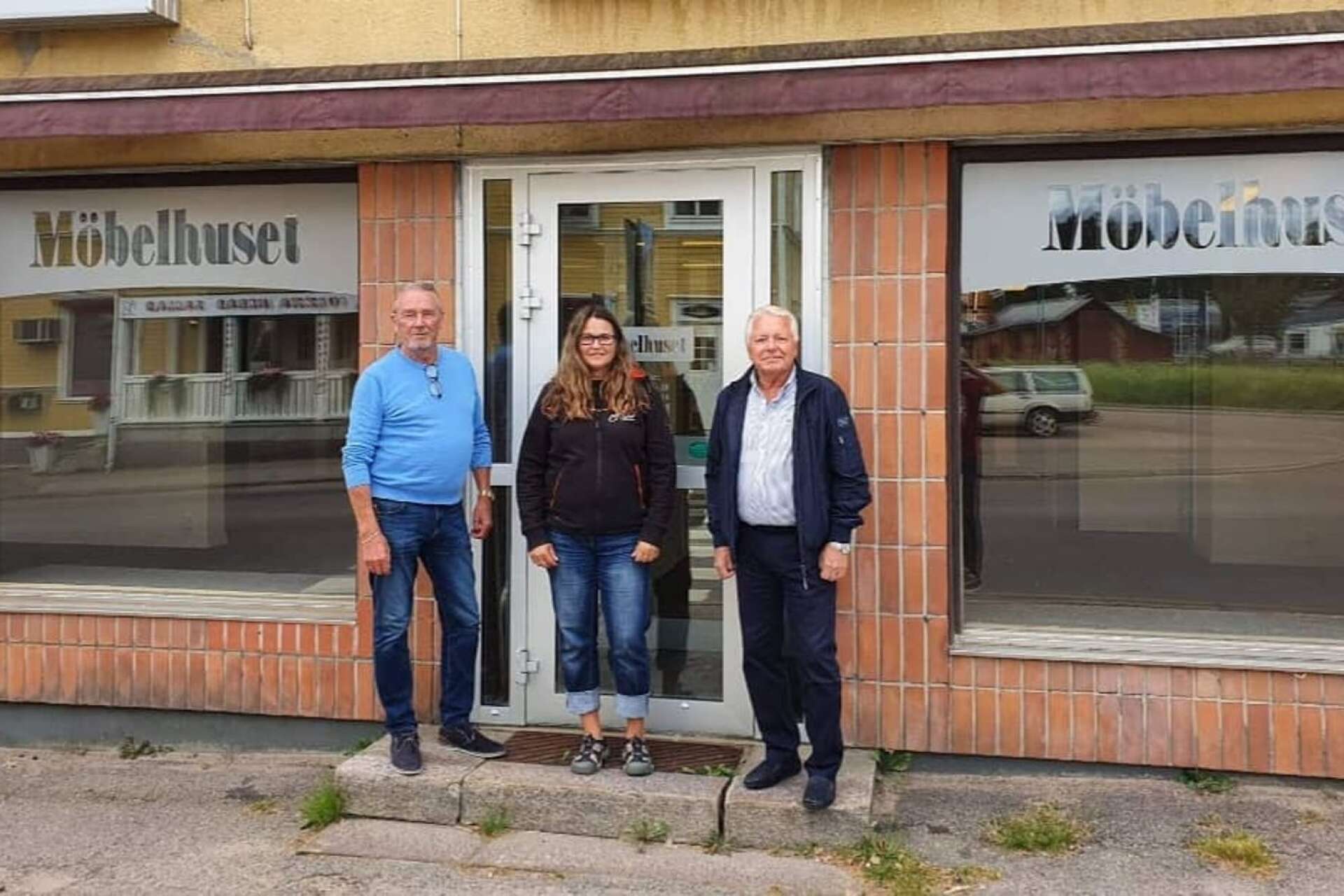 Maria Johansson köper Möbelhusets fastighet på Järnvägsgatan i Torsby av Möbelhusets delägare Bengt Gustafsson, till vänster och Kai Robertsson. Affären blev klar igår torsdag.