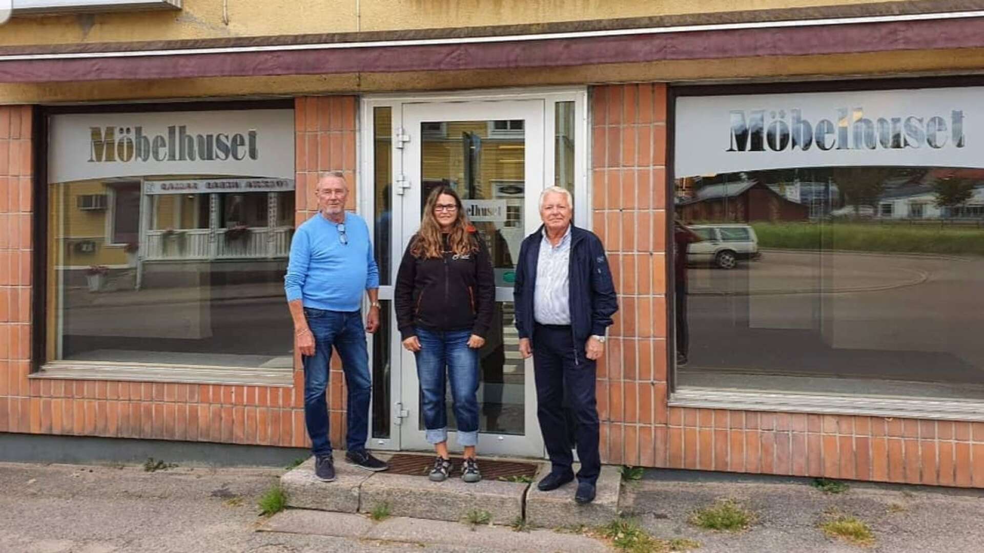 Maria Johansson köper Möbelhusets fastighet på Järnvägsgatan i Torsby av Möbelhusets delägare Bengt Gustafsson, till vänster och Kai Robertsson. Affären blev klar igår torsdag.