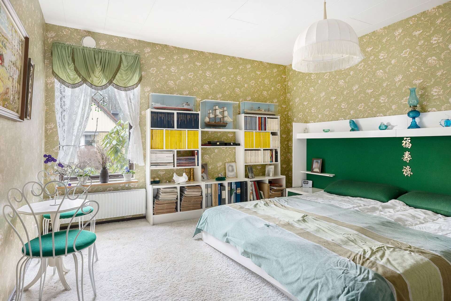 Sovrummet går i grönt med heltäckningsmatta.