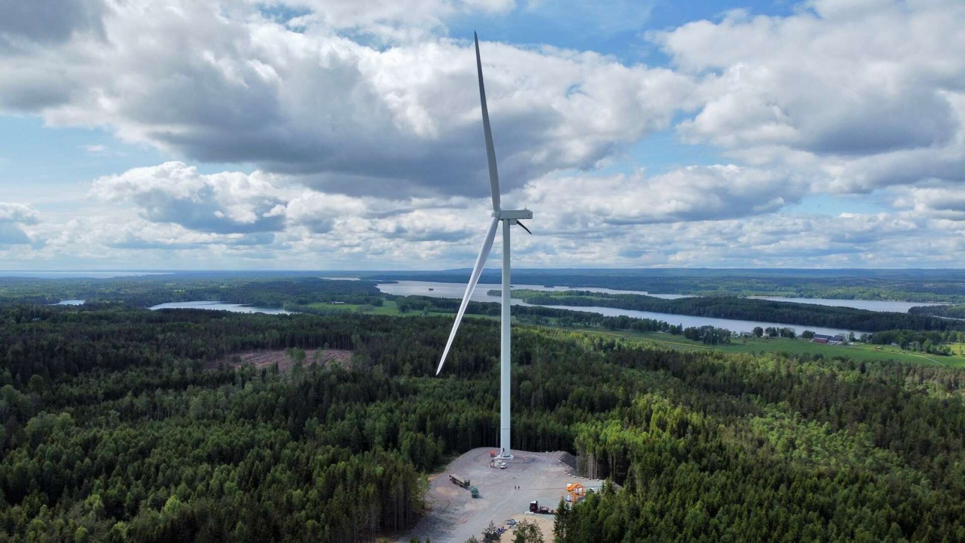 För ett par veckor sedan restes det första av totalt sex vindkraftverk. I bakgrunden skymtar sjöarna Ånimmen och Furusjön. 