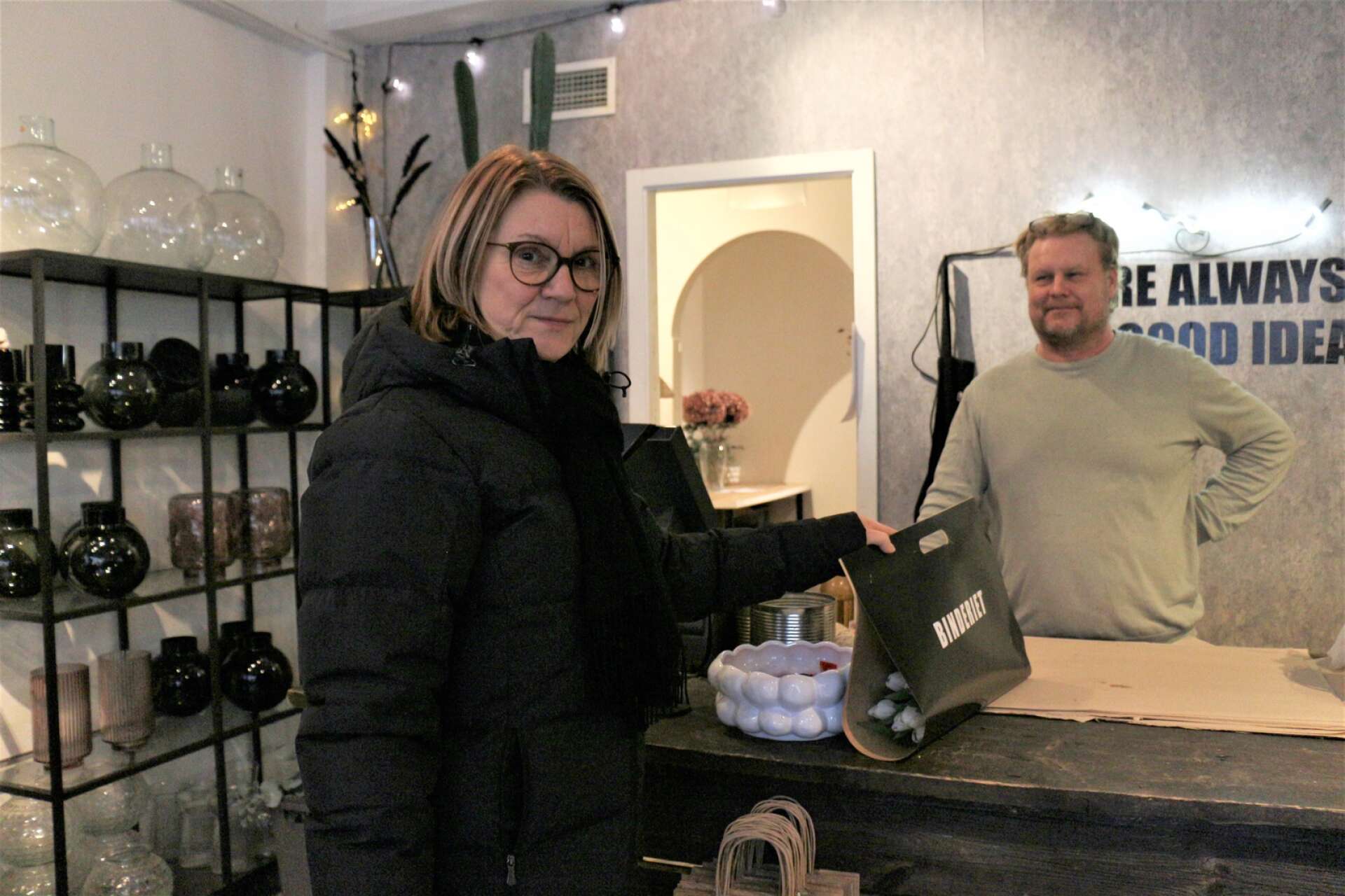 nette Lindqvist Persson köper en bukett tulpaner av Joakim Olsson på Binderiet.