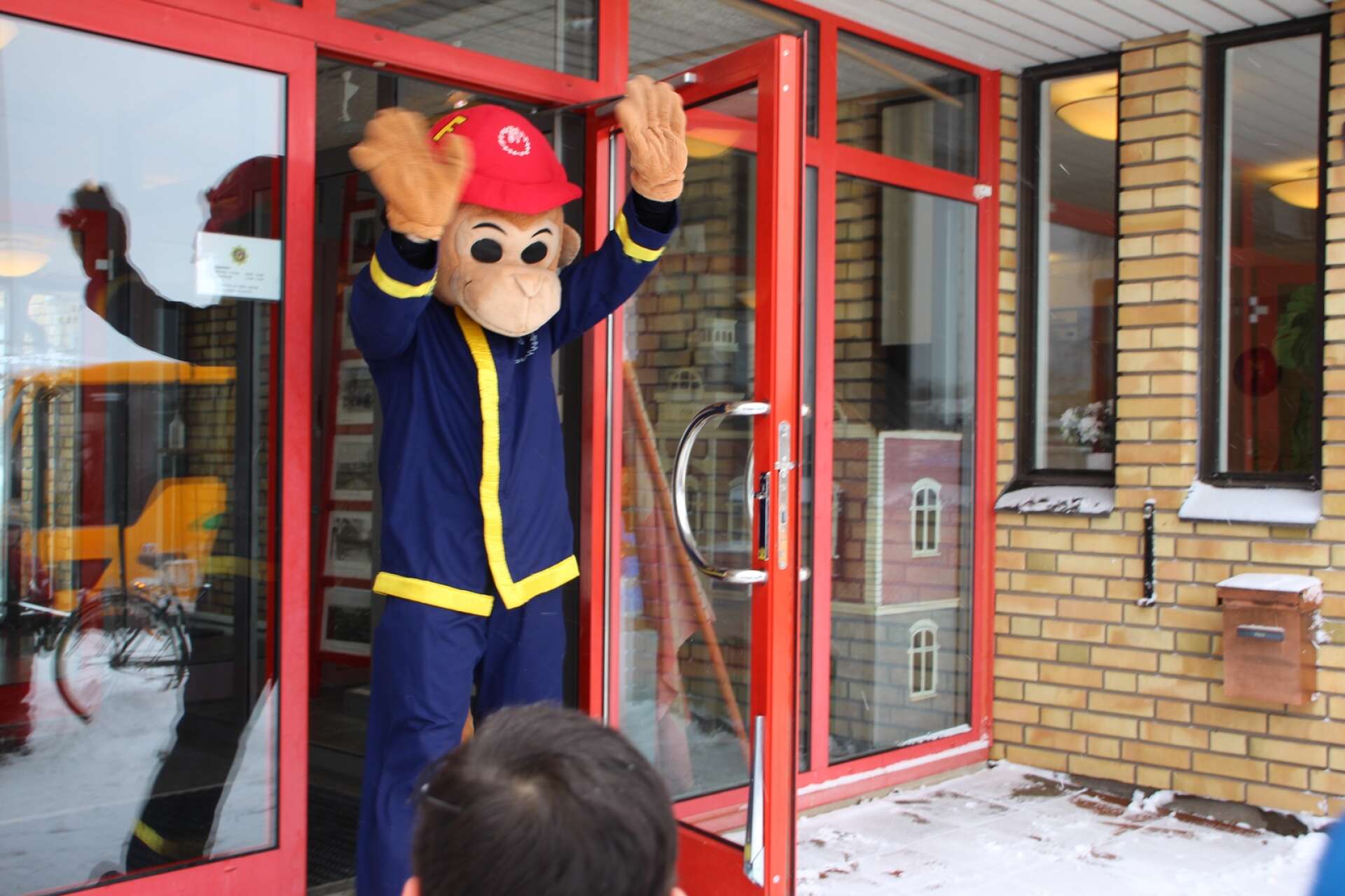 Elever från Djurgårdsskolan blev glatt överraskade när apan Flammy kom ut från brandstationen. 