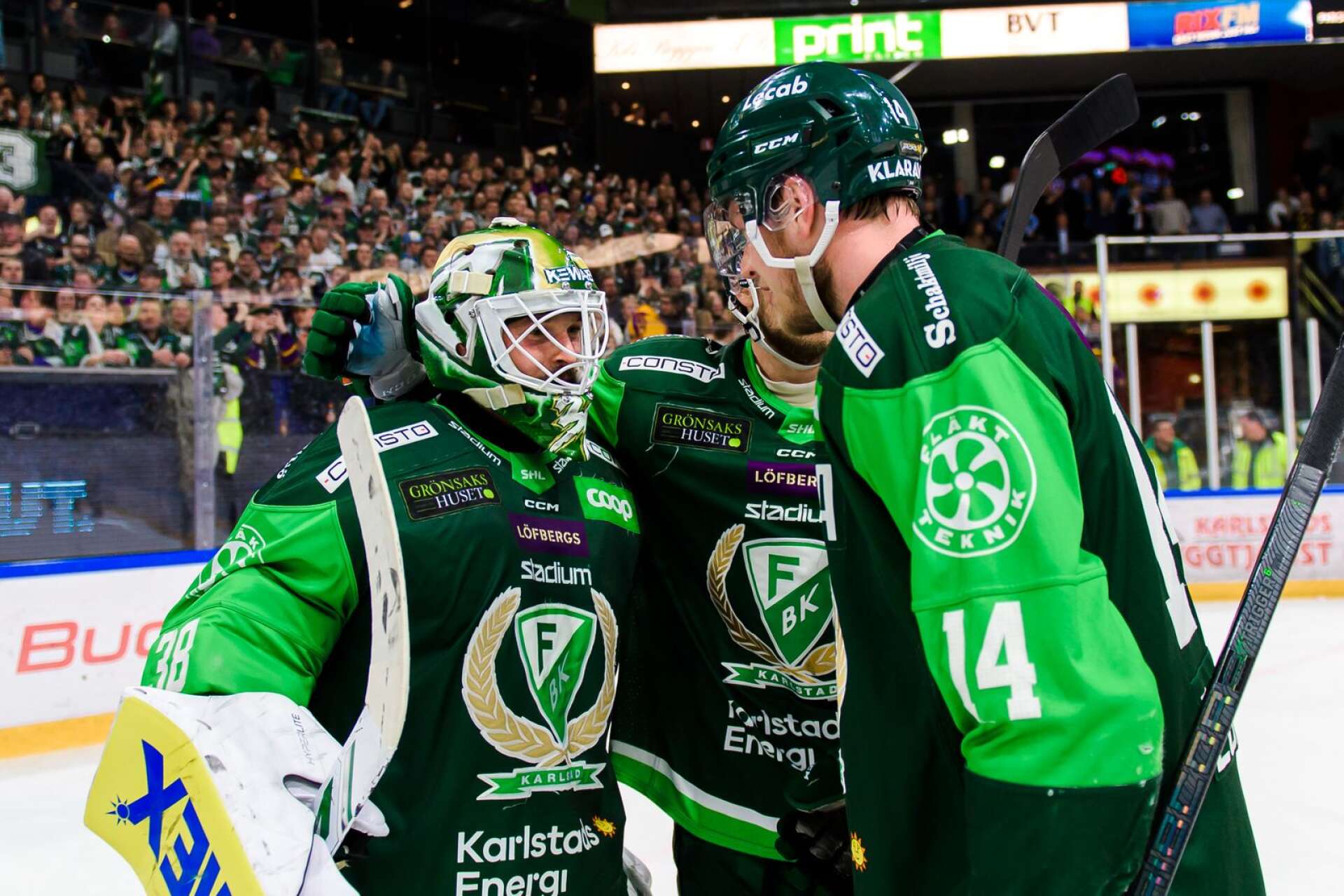 Dominik Furch klappas om av Victor Ejdsell efter sin nolla mot Skellefteå.
