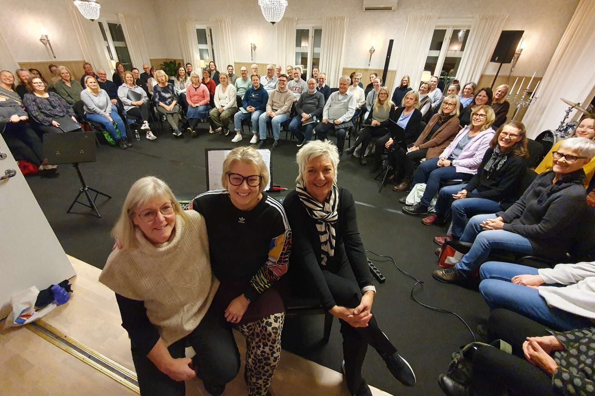 Tre lokala körer samlades i måndags för en första repetition inför en kommande konsert med Malena Ernman och Tina Ahlin.