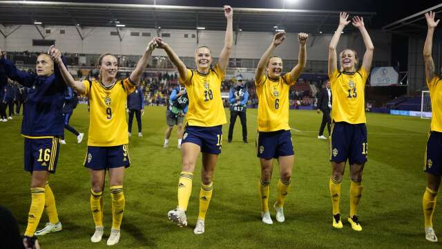 Sveriges Kosovare Asllani, Magdalena Eriksson, Fridolina Rolfö och Amanda Ilestedt gläds efter 1-0 vinsten mot Belgien i EM-kvartsfinalen i fotboll.