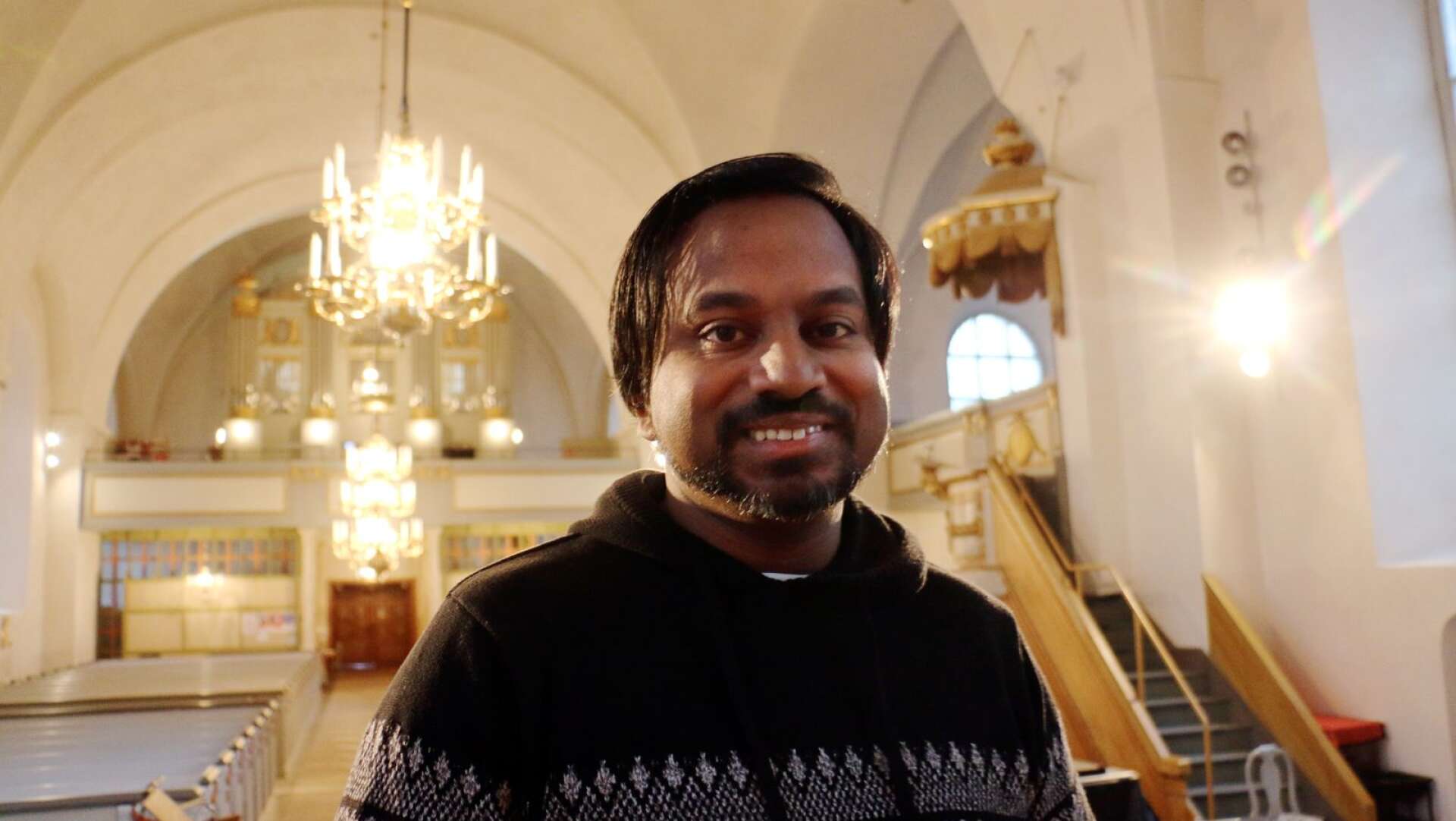 Johnny Larsson, organist i Filipstads församling, förbereder årets julkonsert i Filipstads kyrka. Den är det dags för lördagen den 14 december och då fylls kyrkan av musik och julstämning.