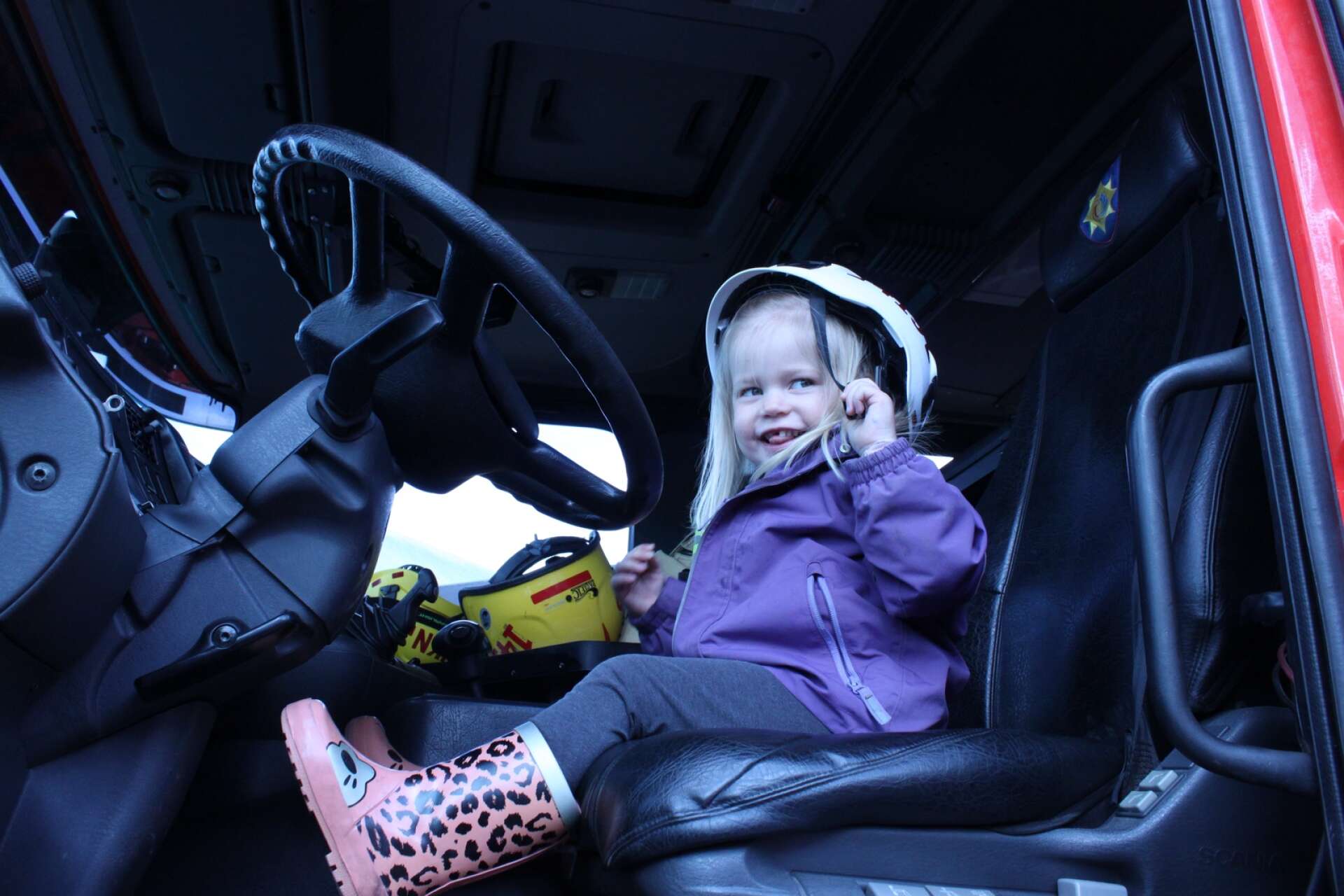 Noelle Honkanen Jönson, 3 år fick testa på att sitta i brandbilen. 