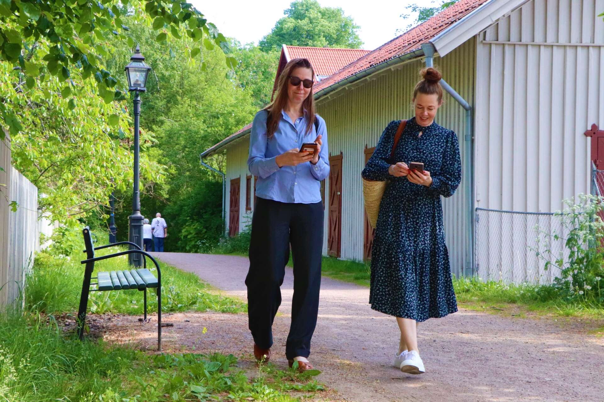 Maria Setzer och Lotta Persson går med hjälp av appen trästadsvandringen genom Hjo och får veta mer om stadens historia och kulturarv.
