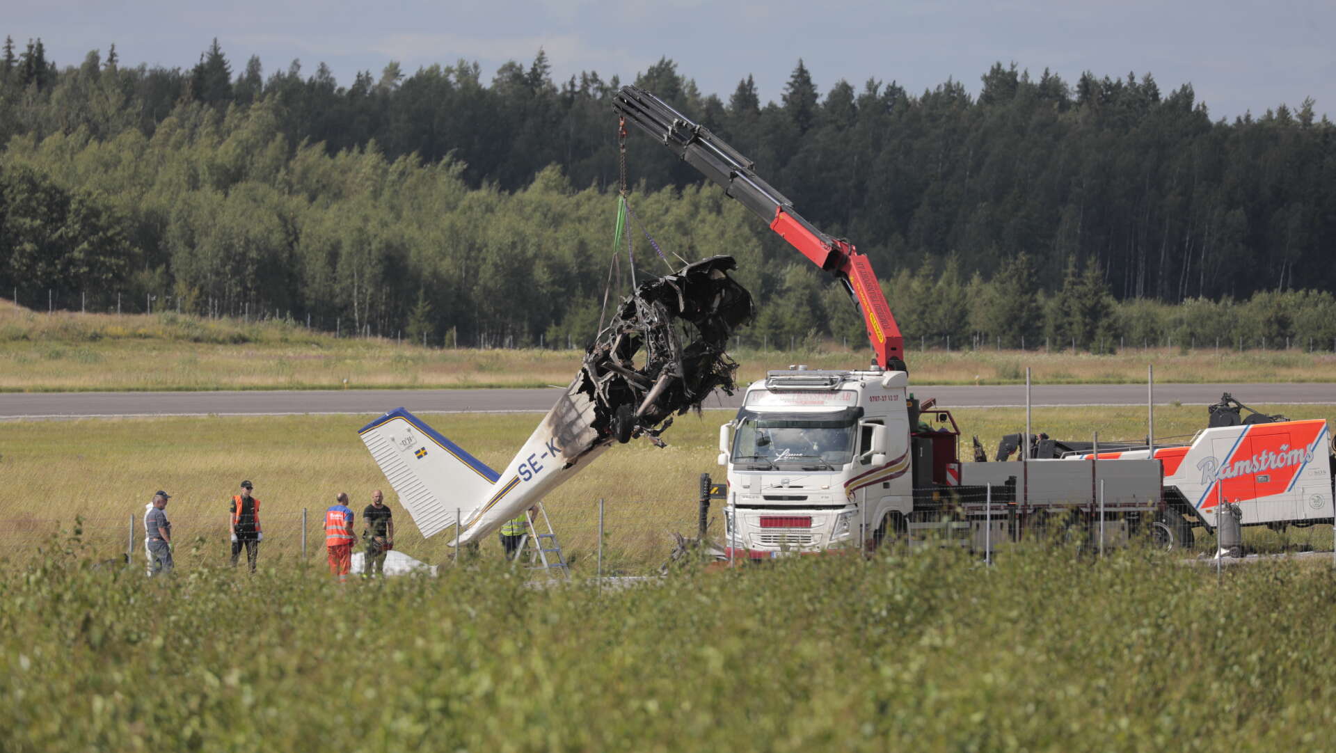 Flygplansvraket som kraschade vid Örebro flygplats i torsdags bärgas.