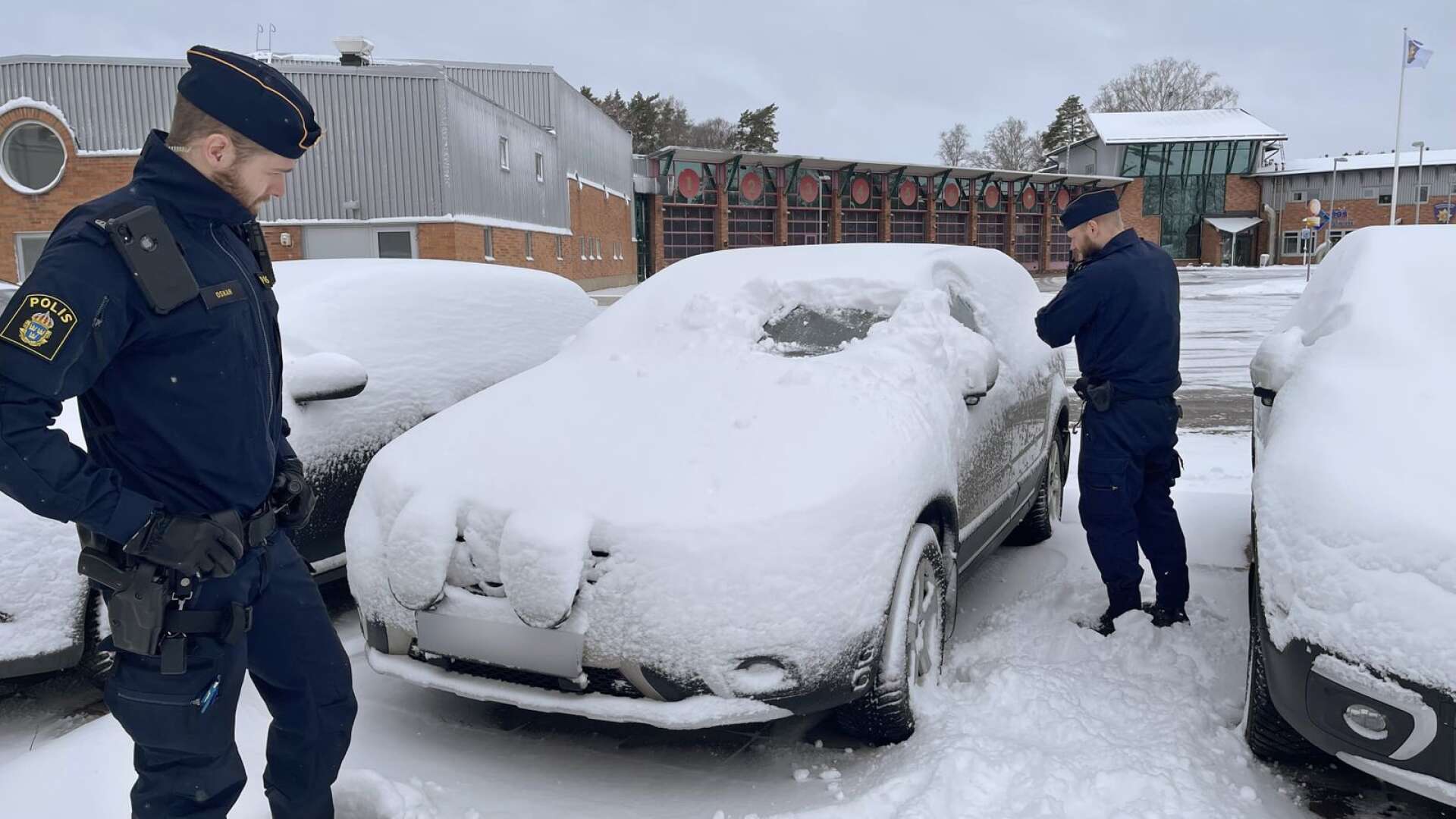 Enligt polisen skiter många bilägare att skrapa och skotta bort snö och is från sina bilar. Exemplet ovan mötte en av de värmländska patrullerna nyligen.