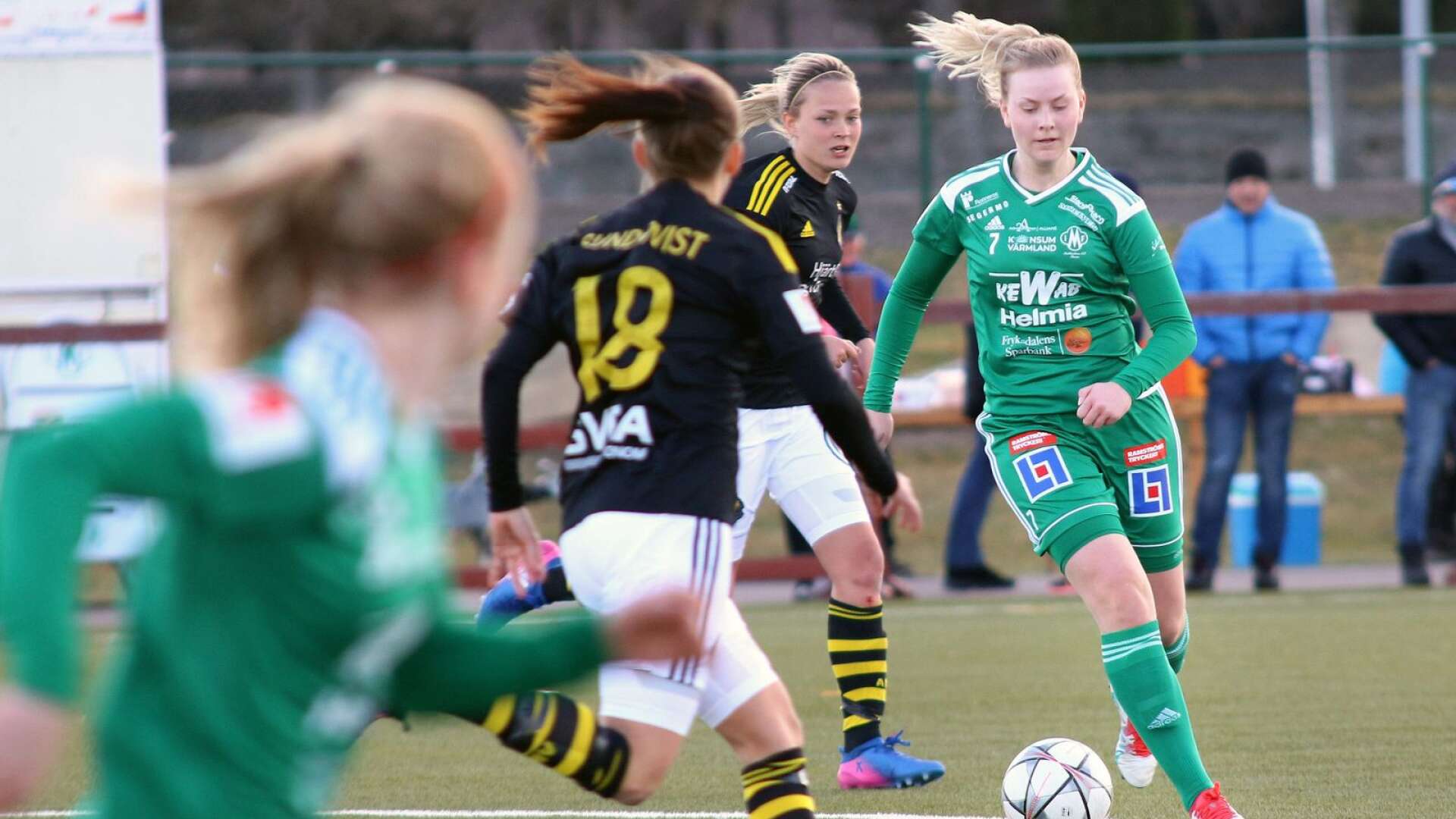 Hedvig Pettersson gjorde fyra säsonger med Mallbacken. 2020 lirade hon dock i Torsby där det blev tre mål på åtta matcher och sånär kval till elitettan.