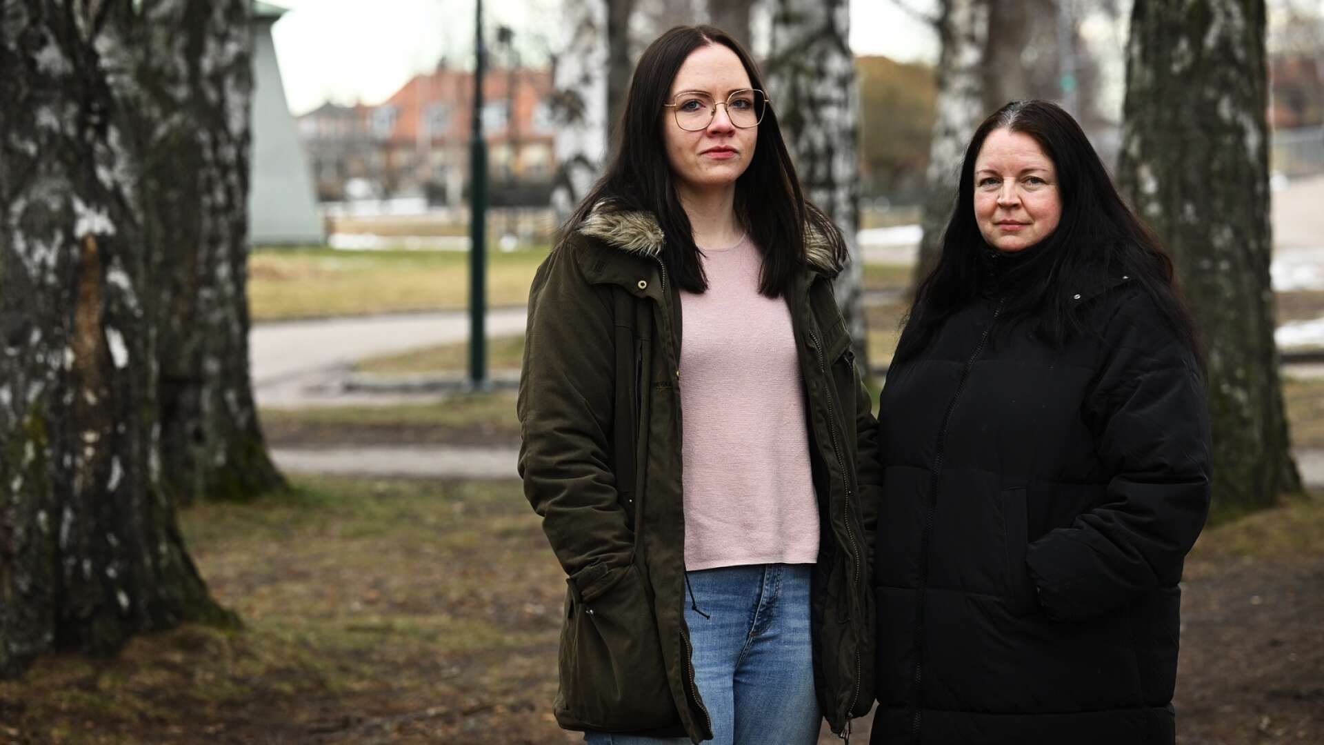 Systrarna Emmelie Bäckman och Ann-Louice Alderberg är besviken över den vård deras mamma fick den sista tiden i livet.
