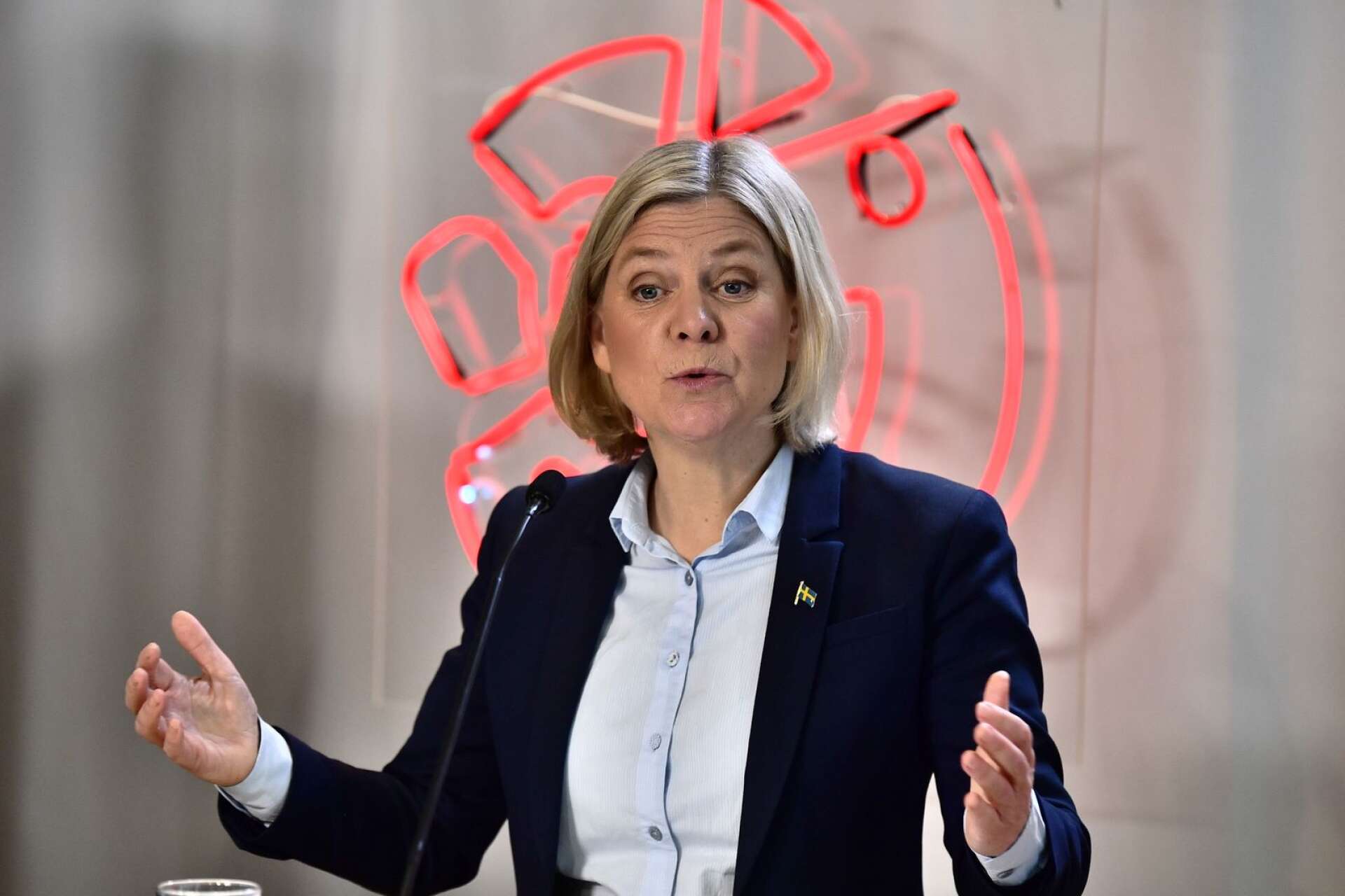 Oppositionsledaren Magdalena Andersson (S) krävde i början av mars att regeringen skulle sätta tryck på matjättarna för att få stopp på de galna prishöjningarna. 