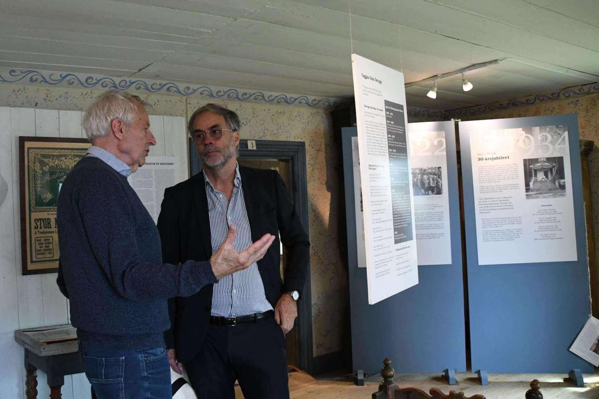 Landshövdingen får guidad visning av utställningens ansvarige Curt Larsson. 