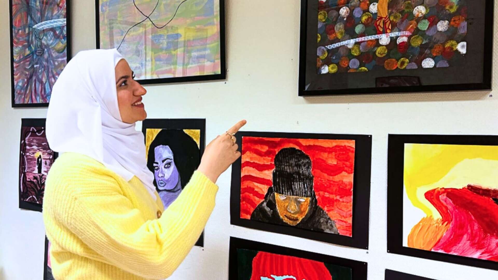 Lana Alshalak visar upp ett av de verk hon under året skapat och som nu ställs ut.
