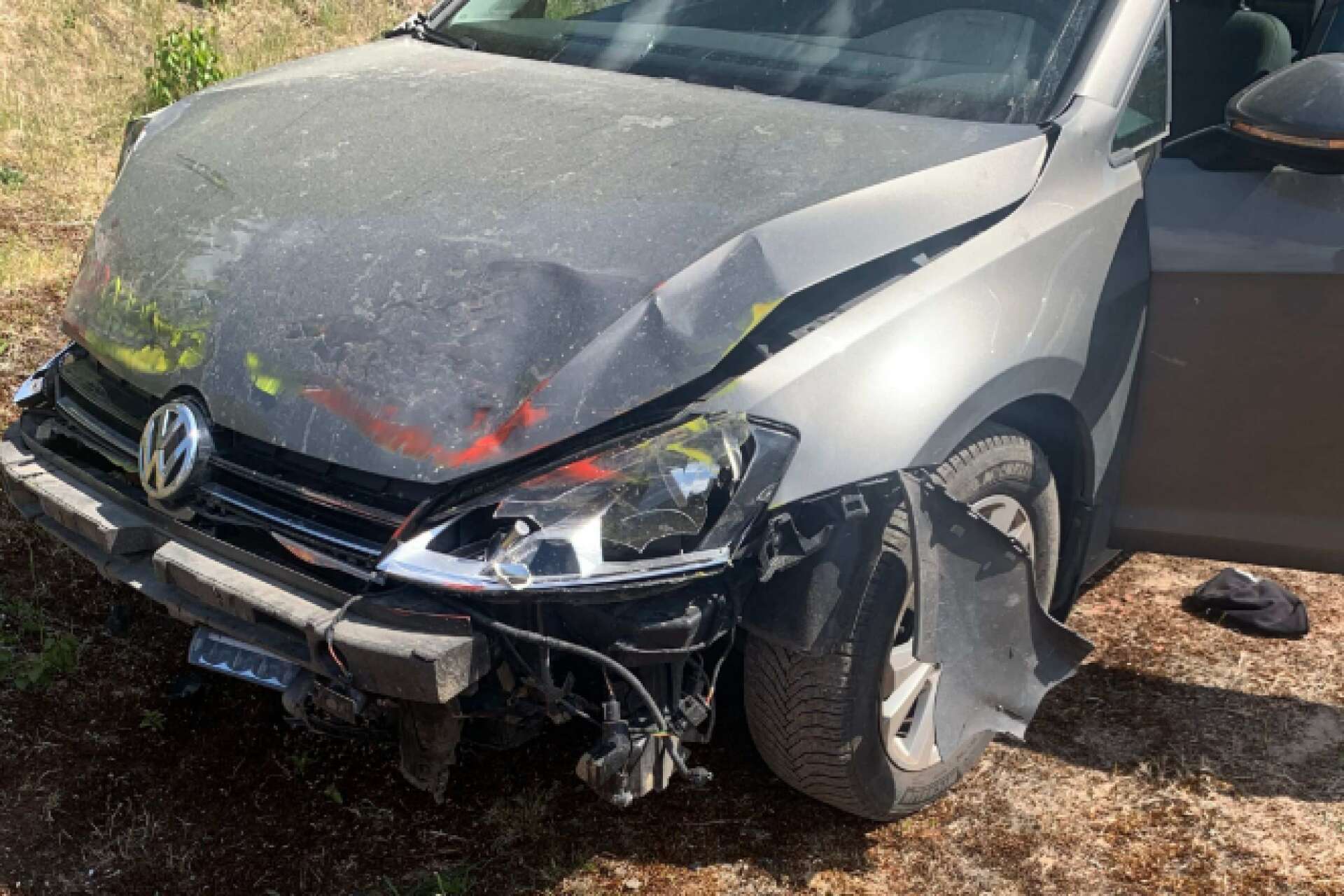 Bilen blev rejält demolerad, men föraren, en 26-åring som nu åtalas för flera brott, klarade sig mirakulöst konstaterade polisen.