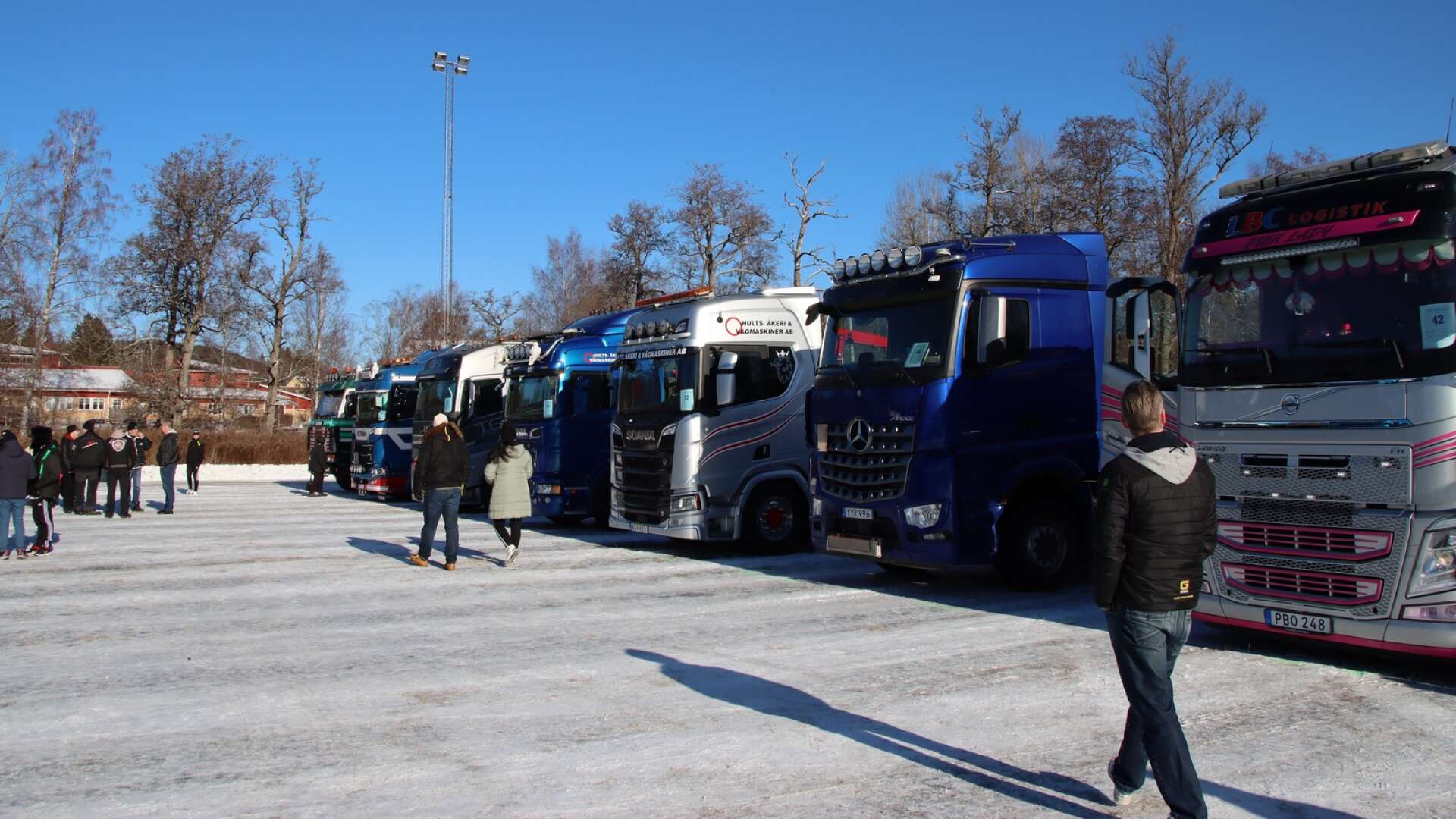 Lastbilarna stod uppradade under årets Nykroppa Winter Trophy. Nu står det klart att bandyplanen på Hammarvallen ska rustas, så att den klarar den kommande vinterns evenemang.