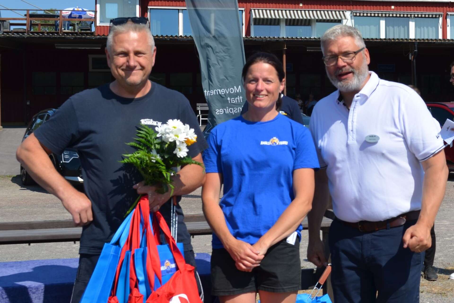 Linda Henriksson från Åmålstravet och Jörgen från Andrén Motor delade ut hederspriser till Strong De La Hoyas ägare Roger Johnsson.