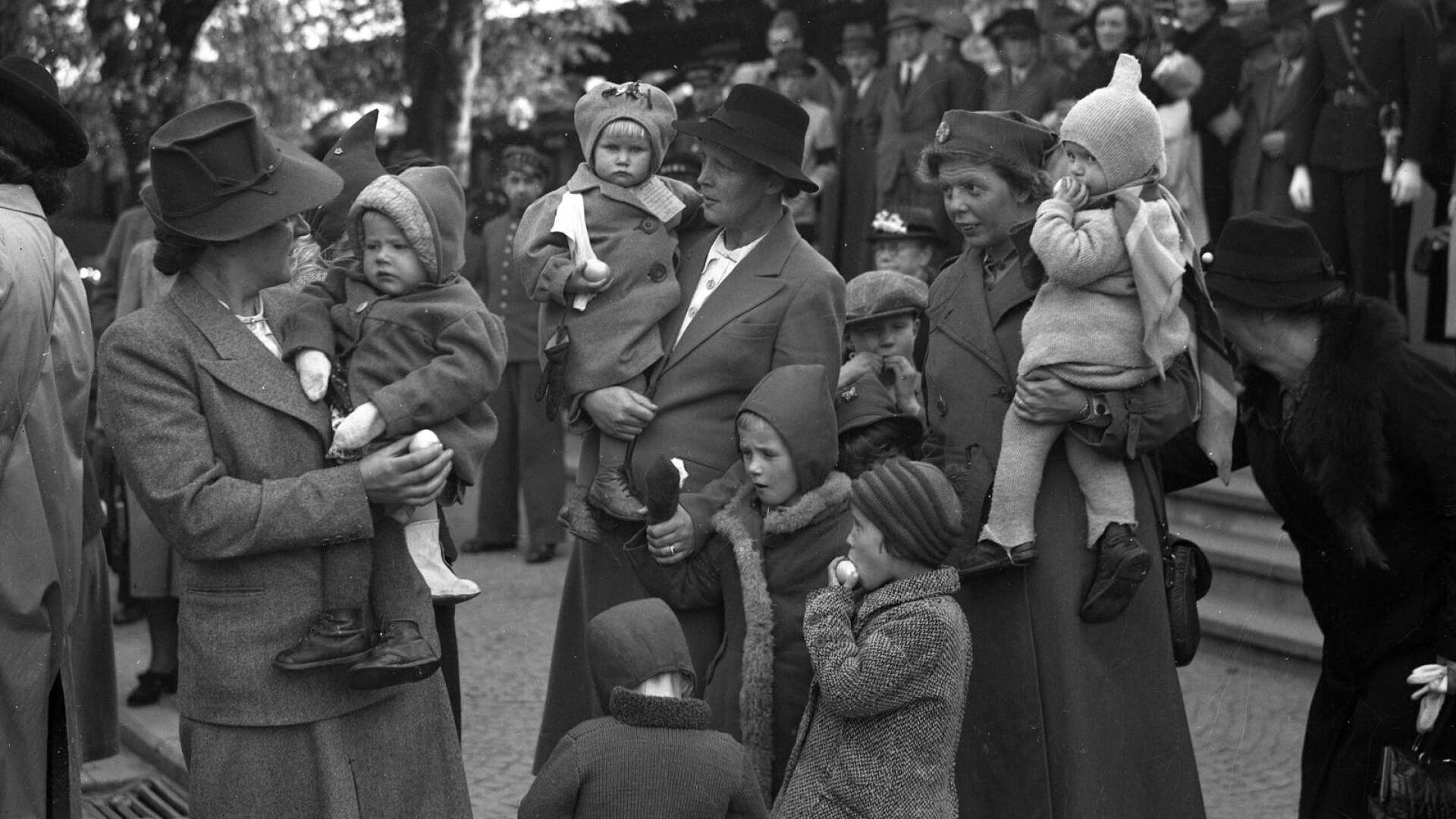 Finska barn i famnarna på sina nya svenska familjer på Karlstads tågstation 1941.